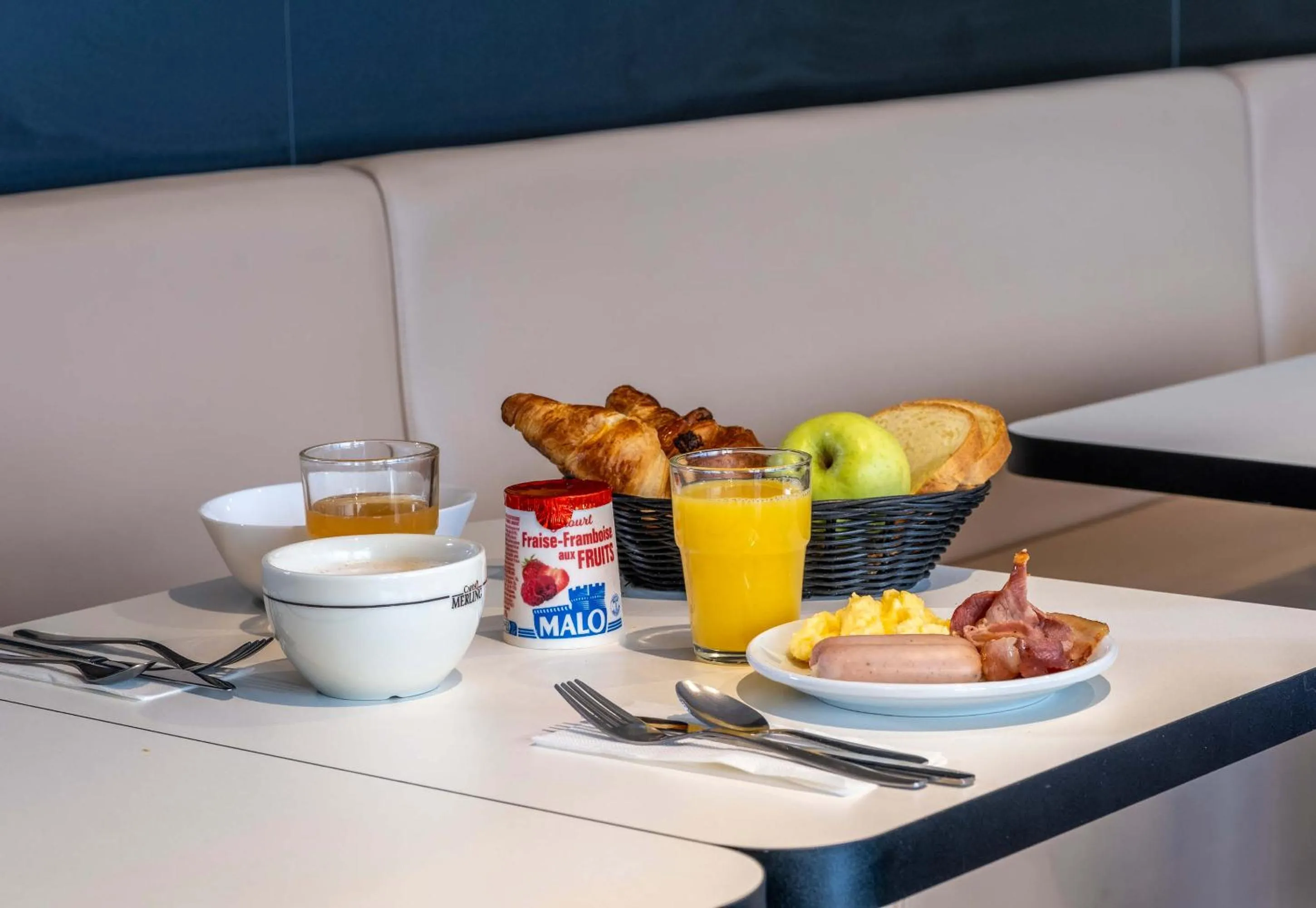 Breakfast in B&B HOTEL La Rochelle Centre Les Minimes