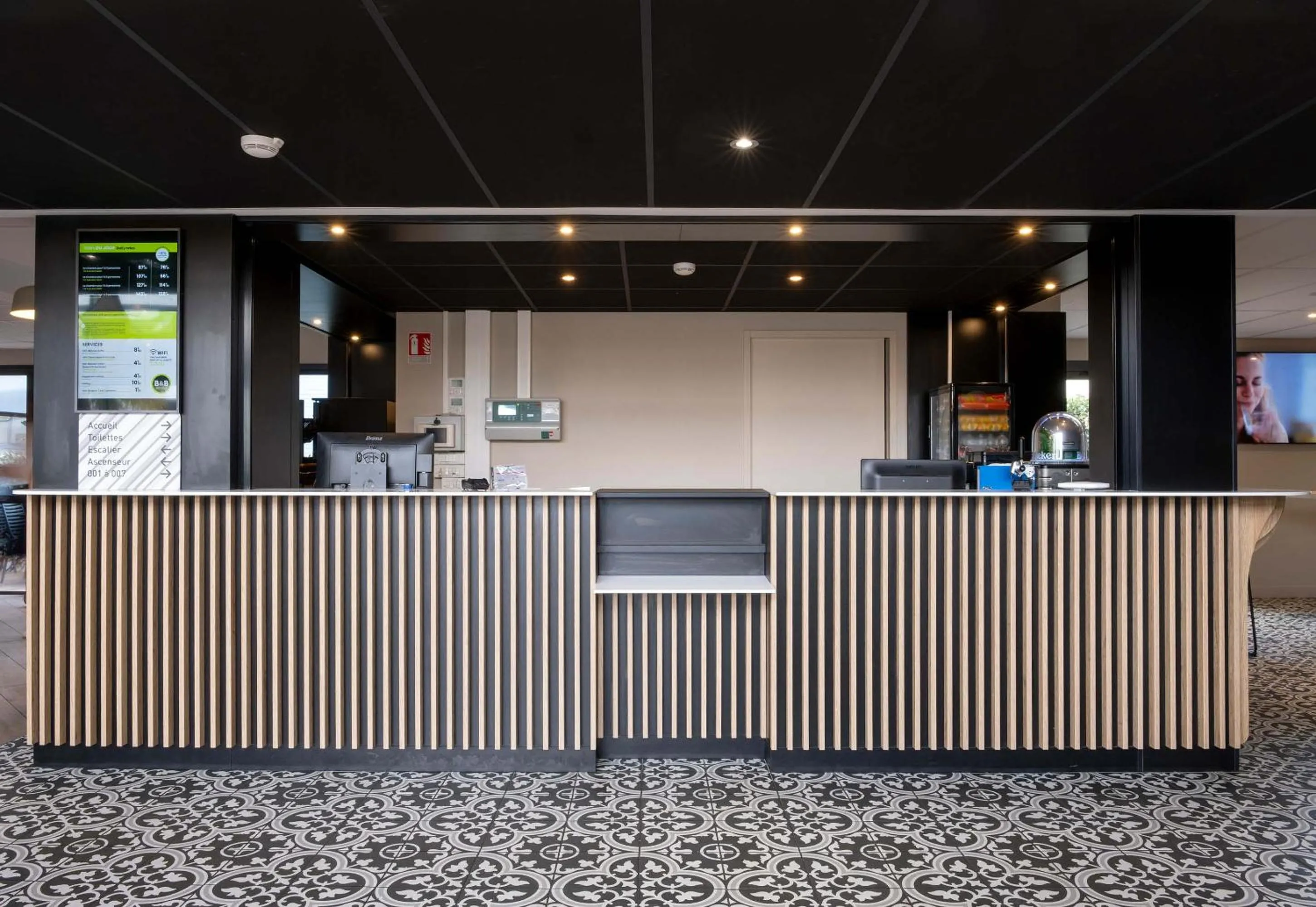 Lobby or reception in B&B HOTEL La Rochelle Centre Les Minimes