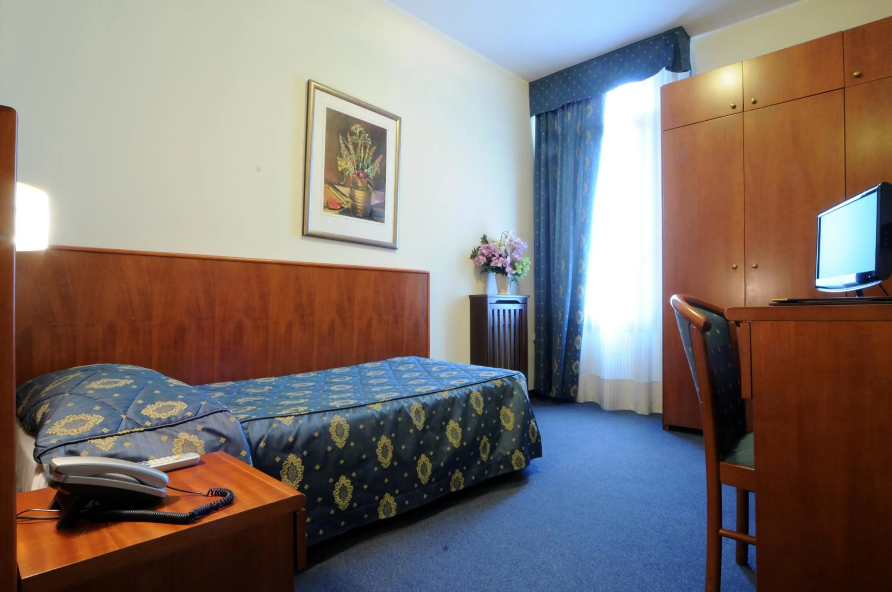 Photo of the whole room, Bed in Hotel Cristallo