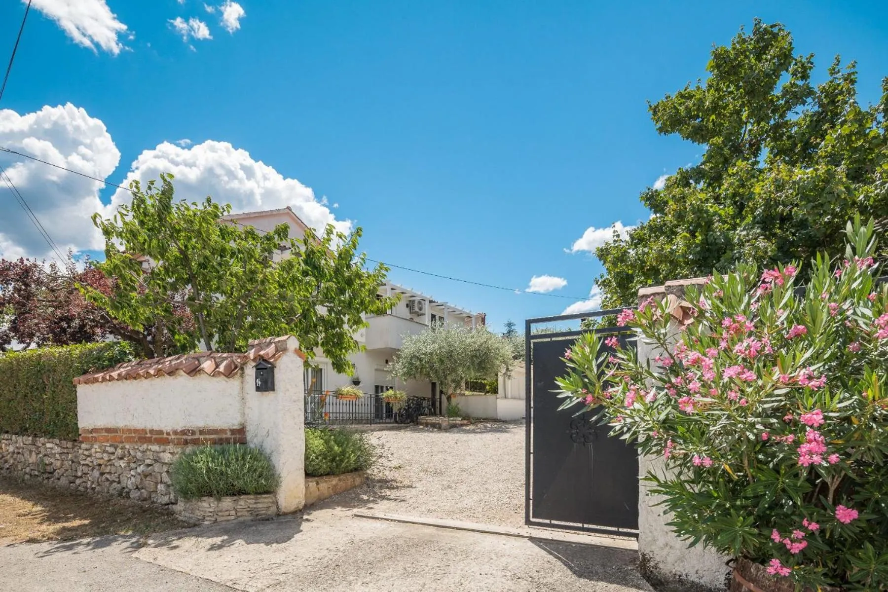 Property building in Martina Guest house-Rooms