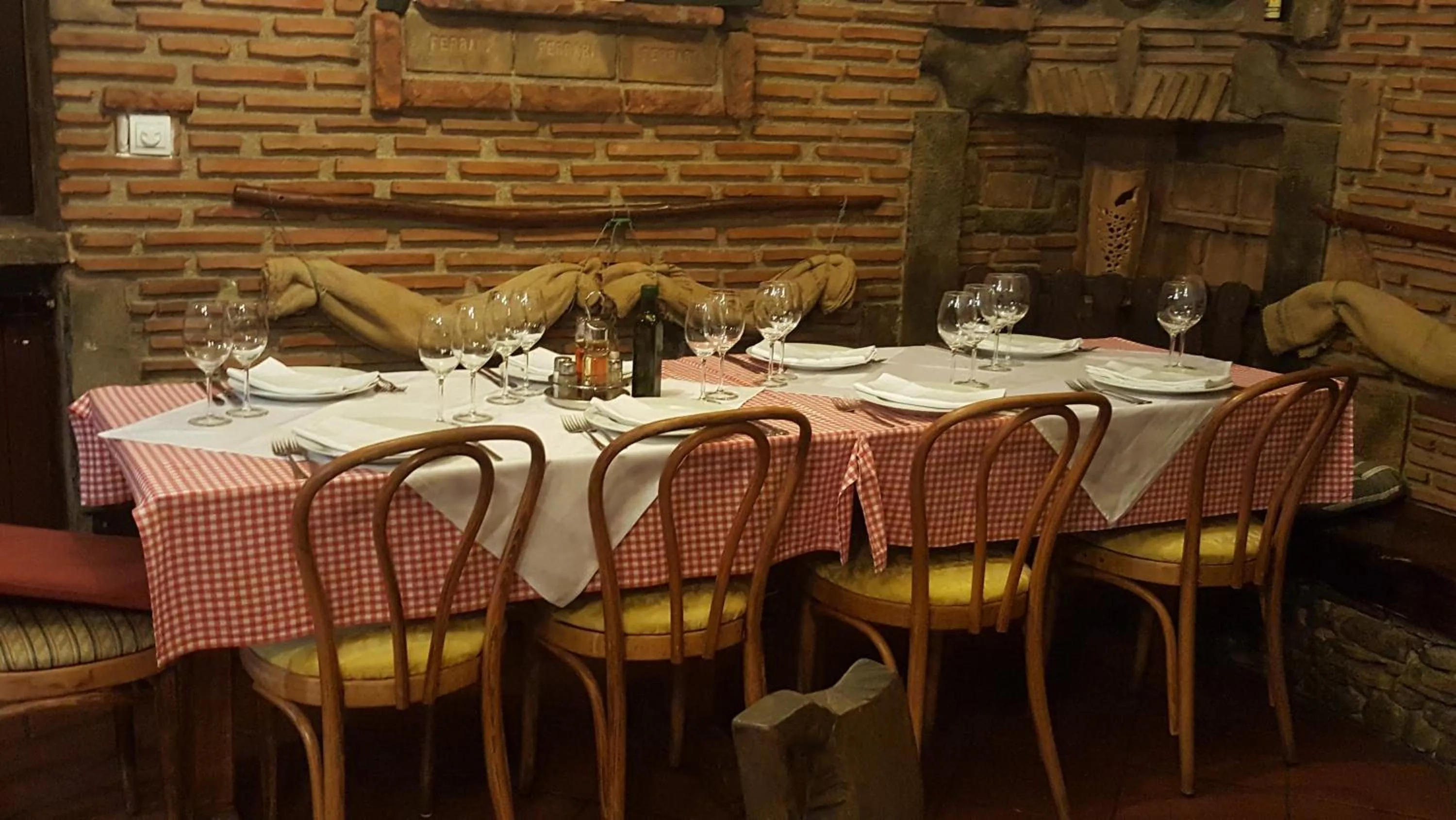 Restaurant/places to eat in Martina Guest house-Rooms