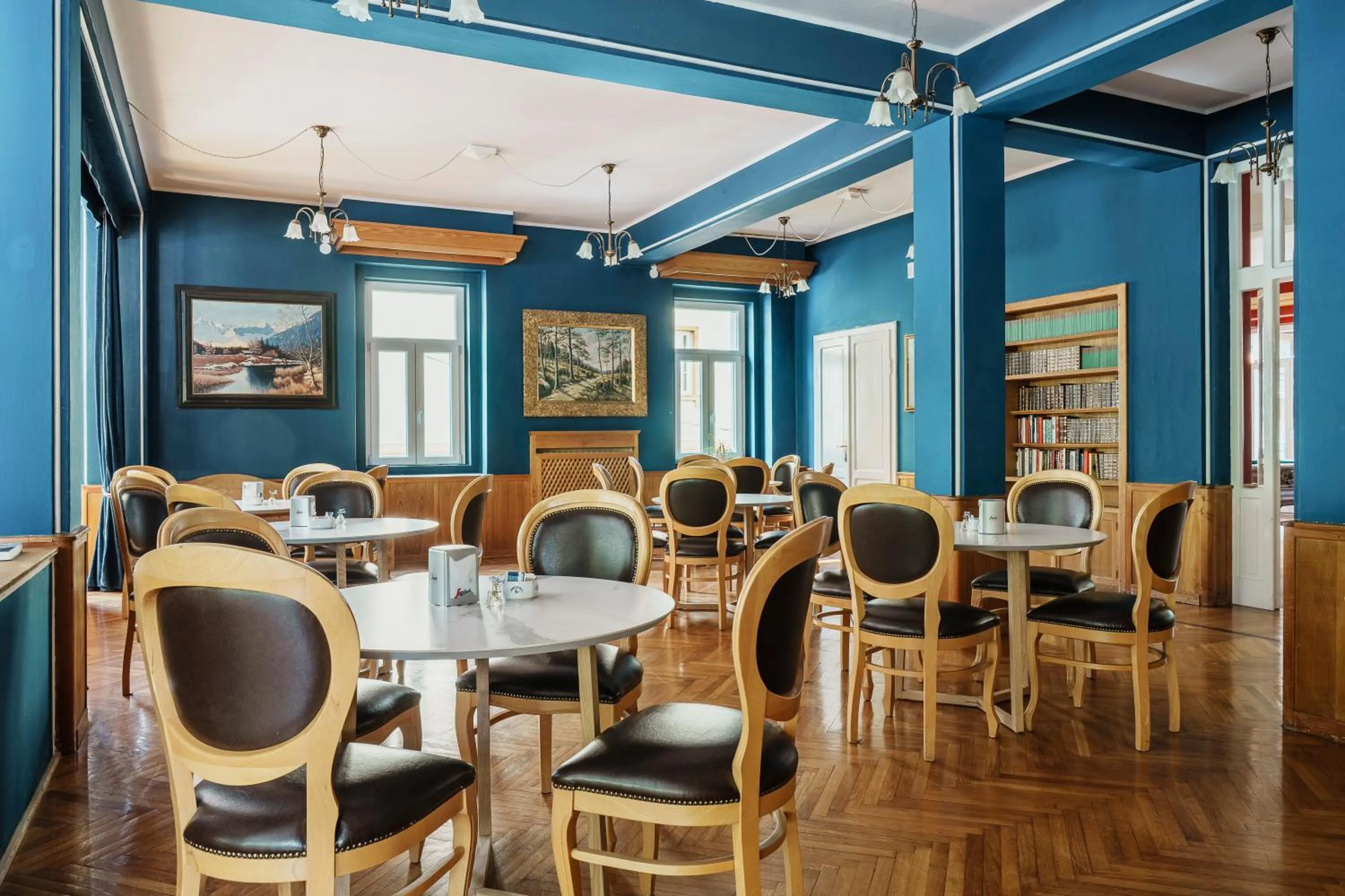 Lounge or bar in HOTEL AURONZO - outdoor basecamp