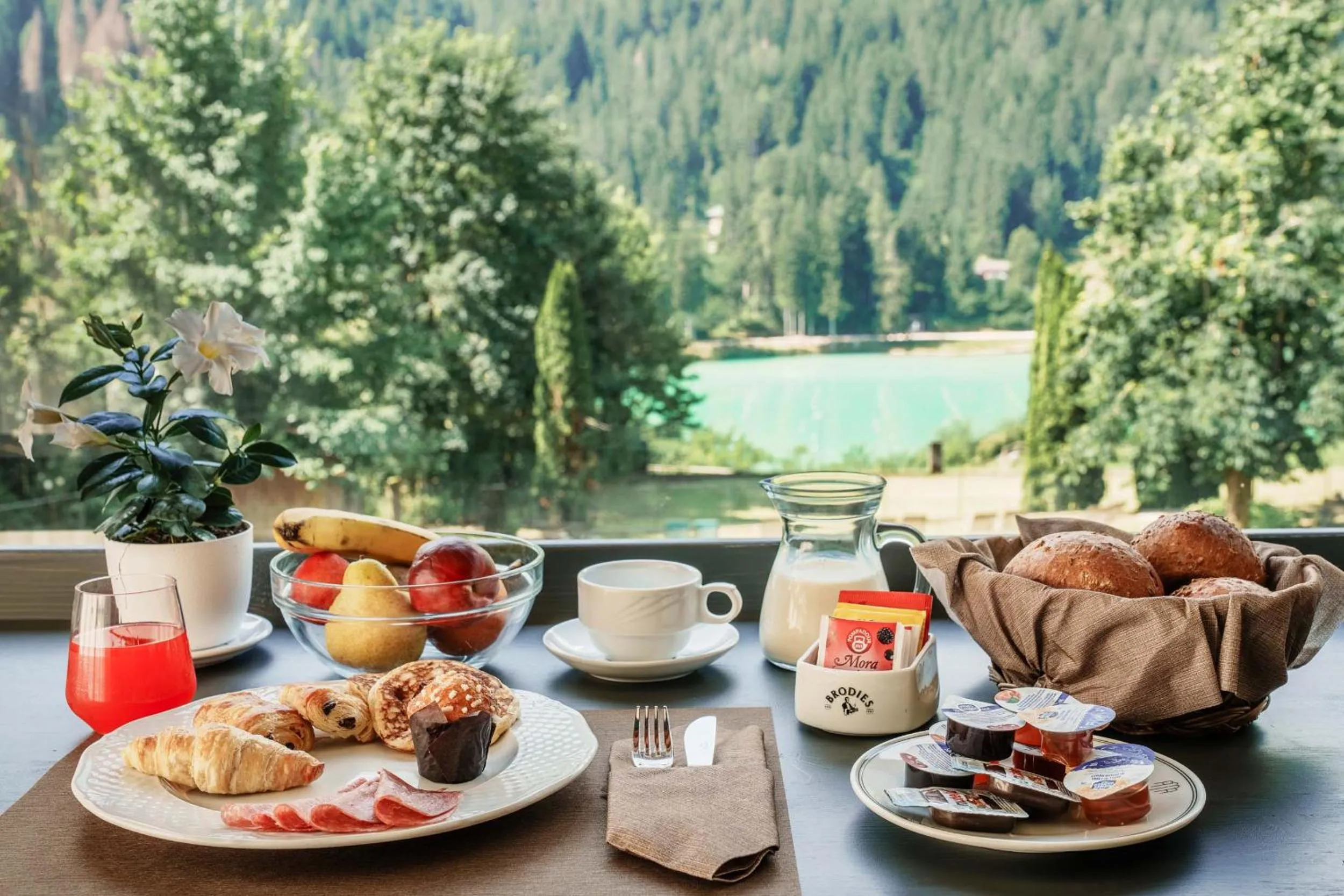 Breakfast in HOTEL AURONZO - outdoor basecamp