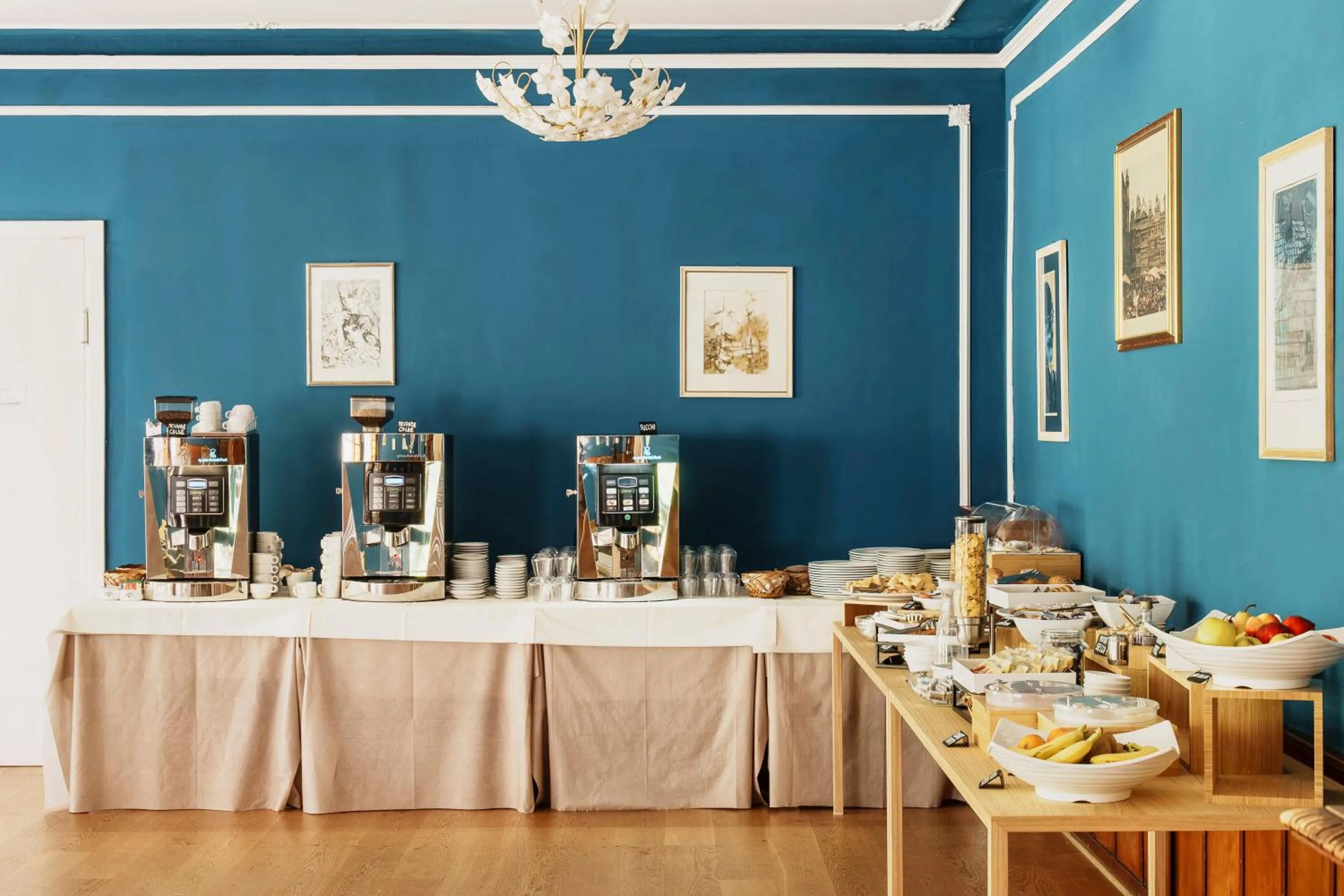 Breakfast in HOTEL AURONZO - outdoor basecamp