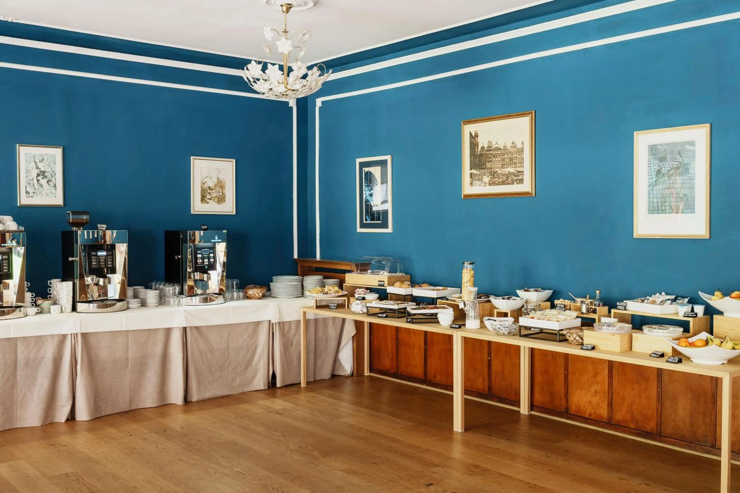 Breakfast in HOTEL AURONZO - outdoor basecamp