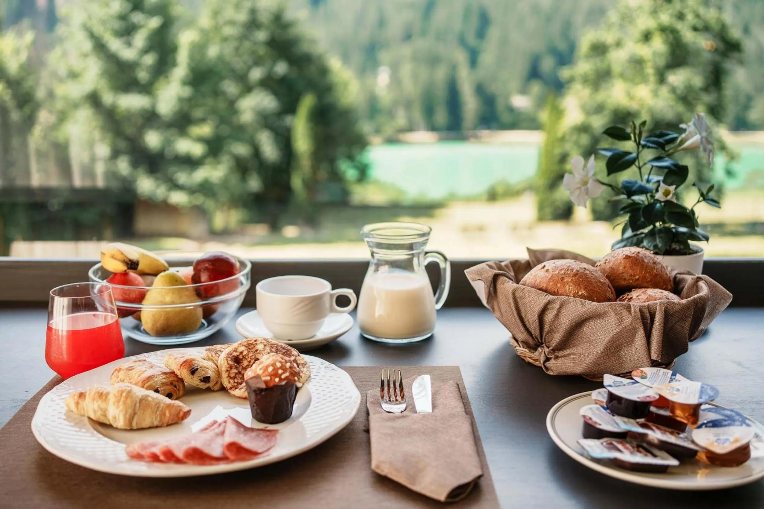 Breakfast in HOTEL AURONZO - outdoor basecamp