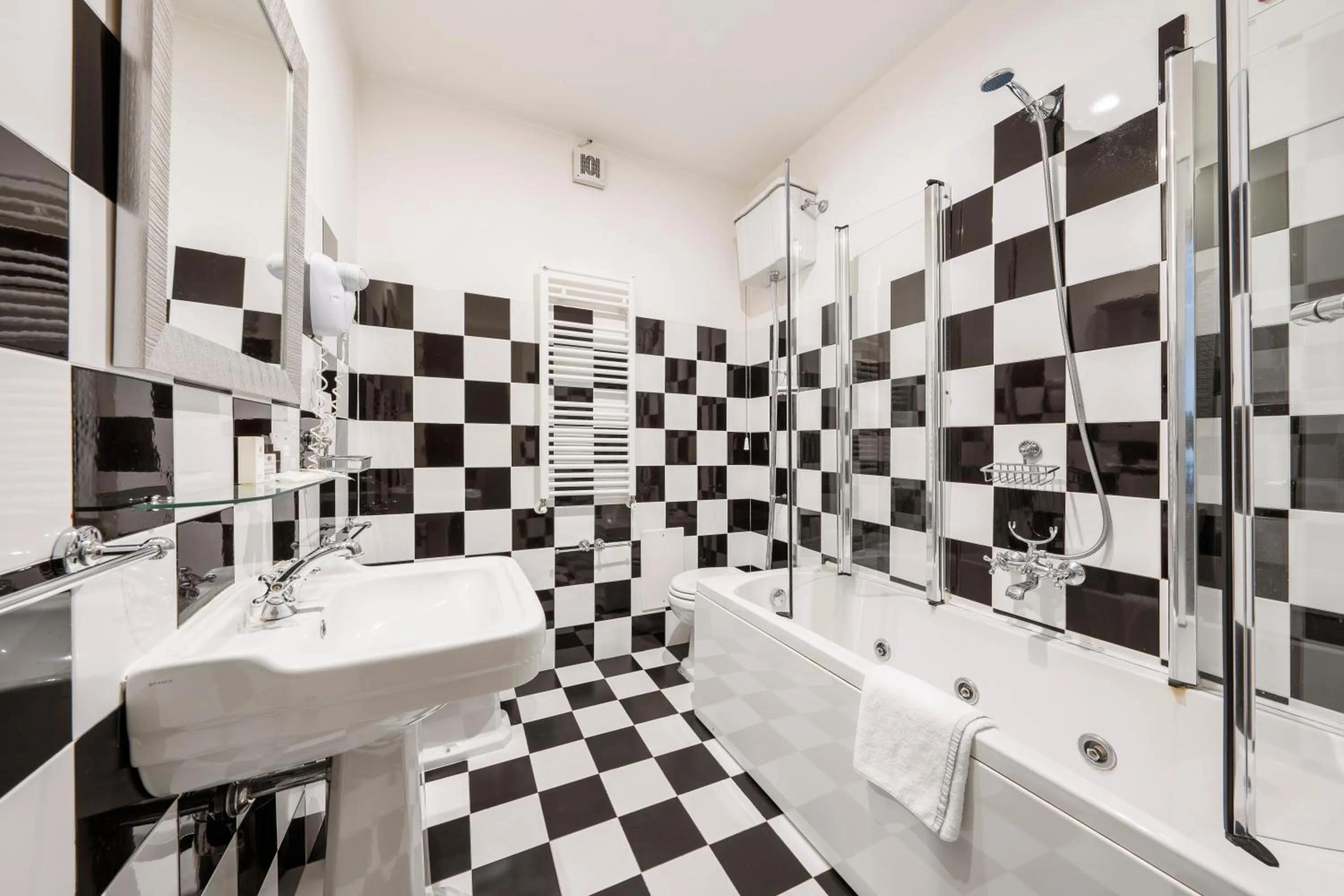 Bathroom in HOTEL AURONZO - outdoor basecamp