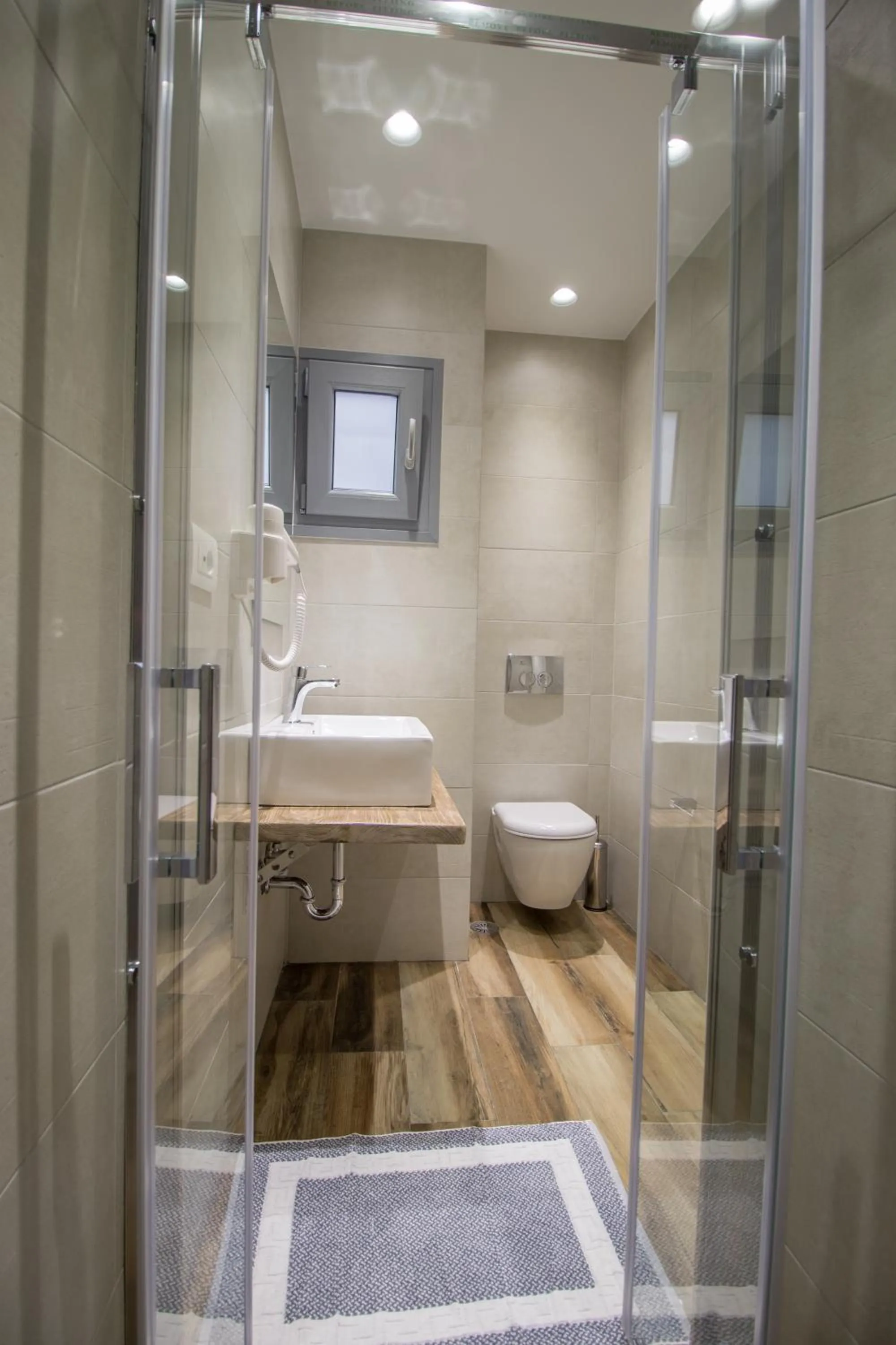 Shower in Margaret of Naxos