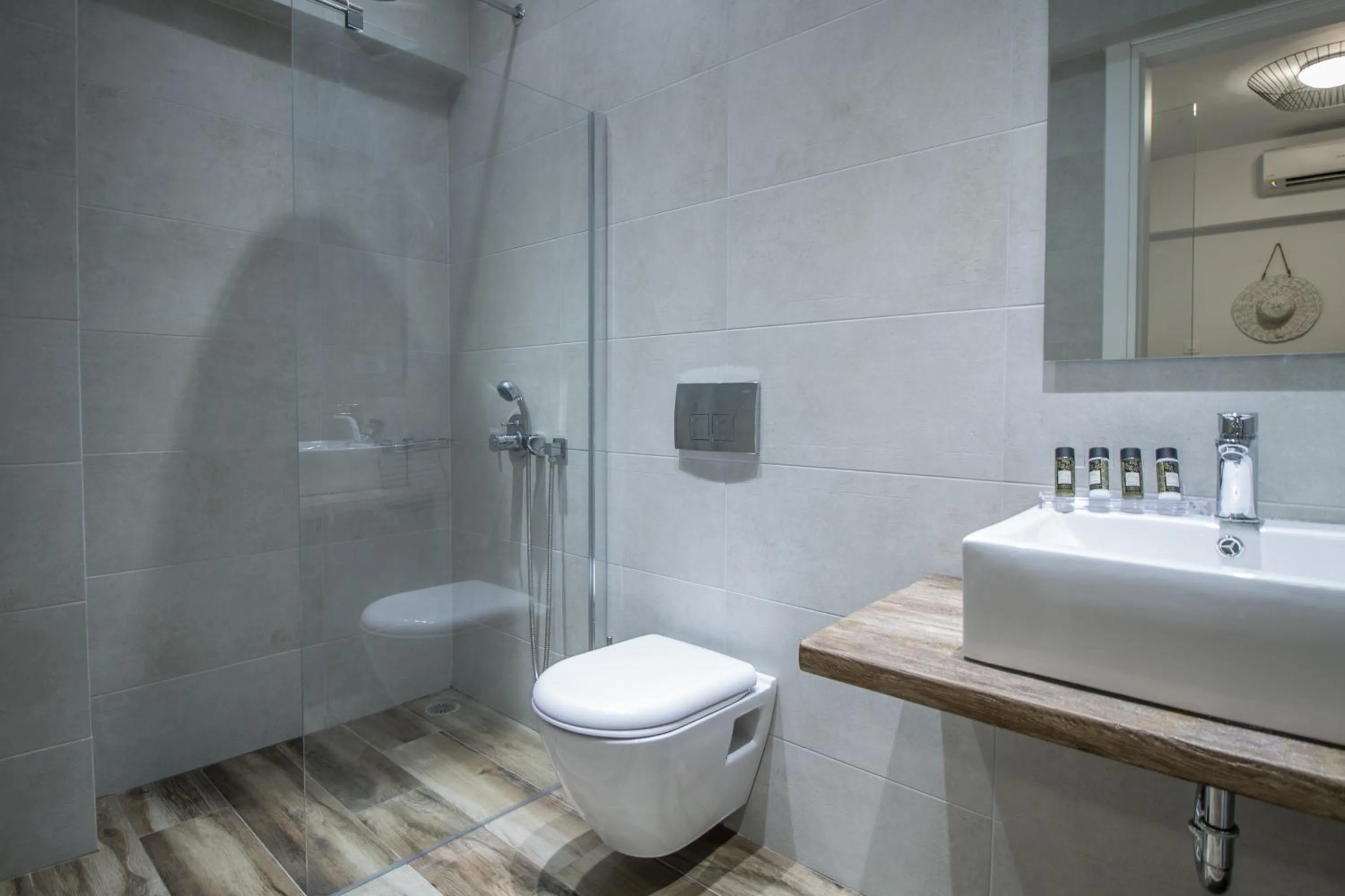 Shower in Margaret of Naxos