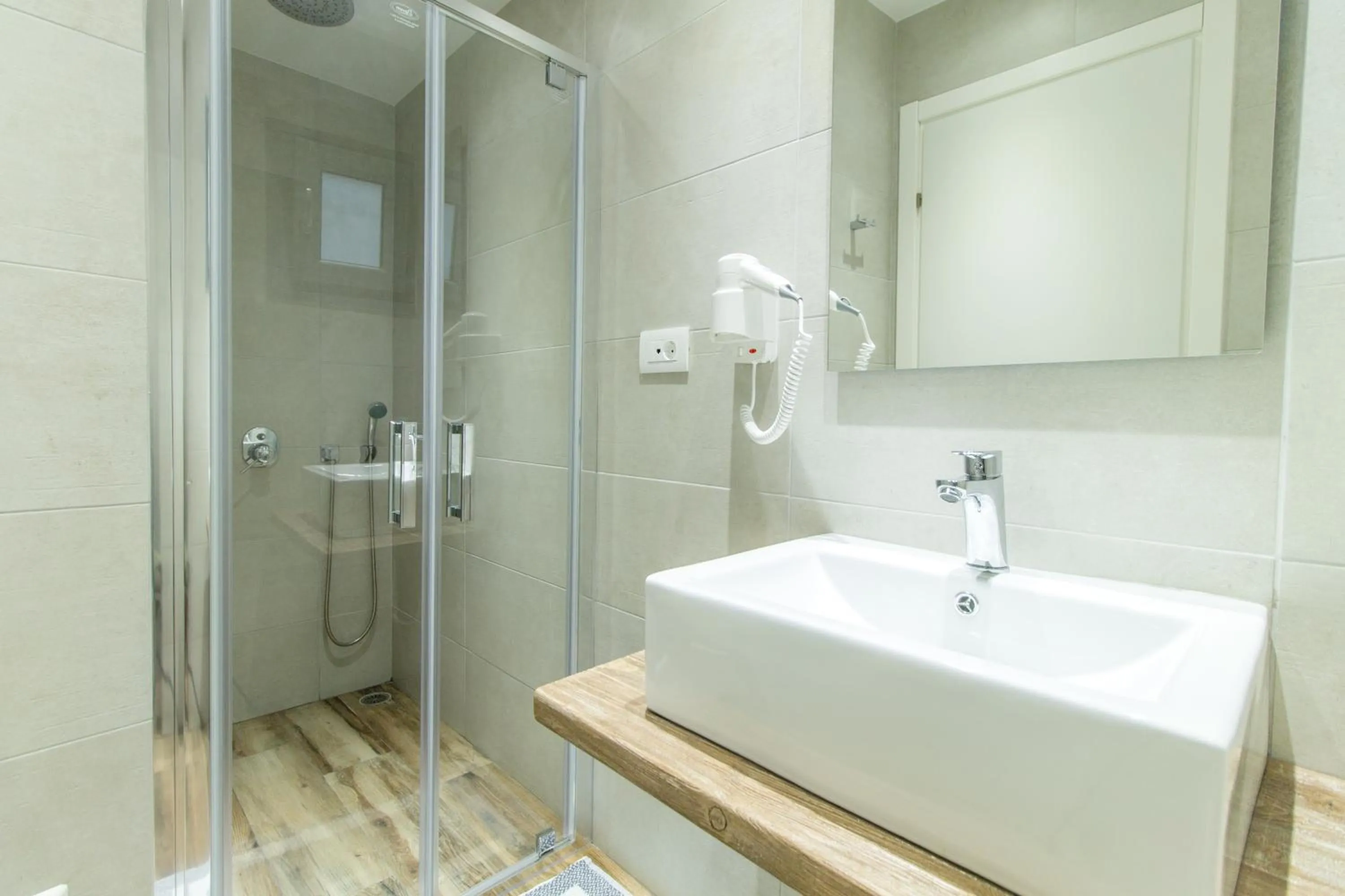 Shower in Margaret of Naxos