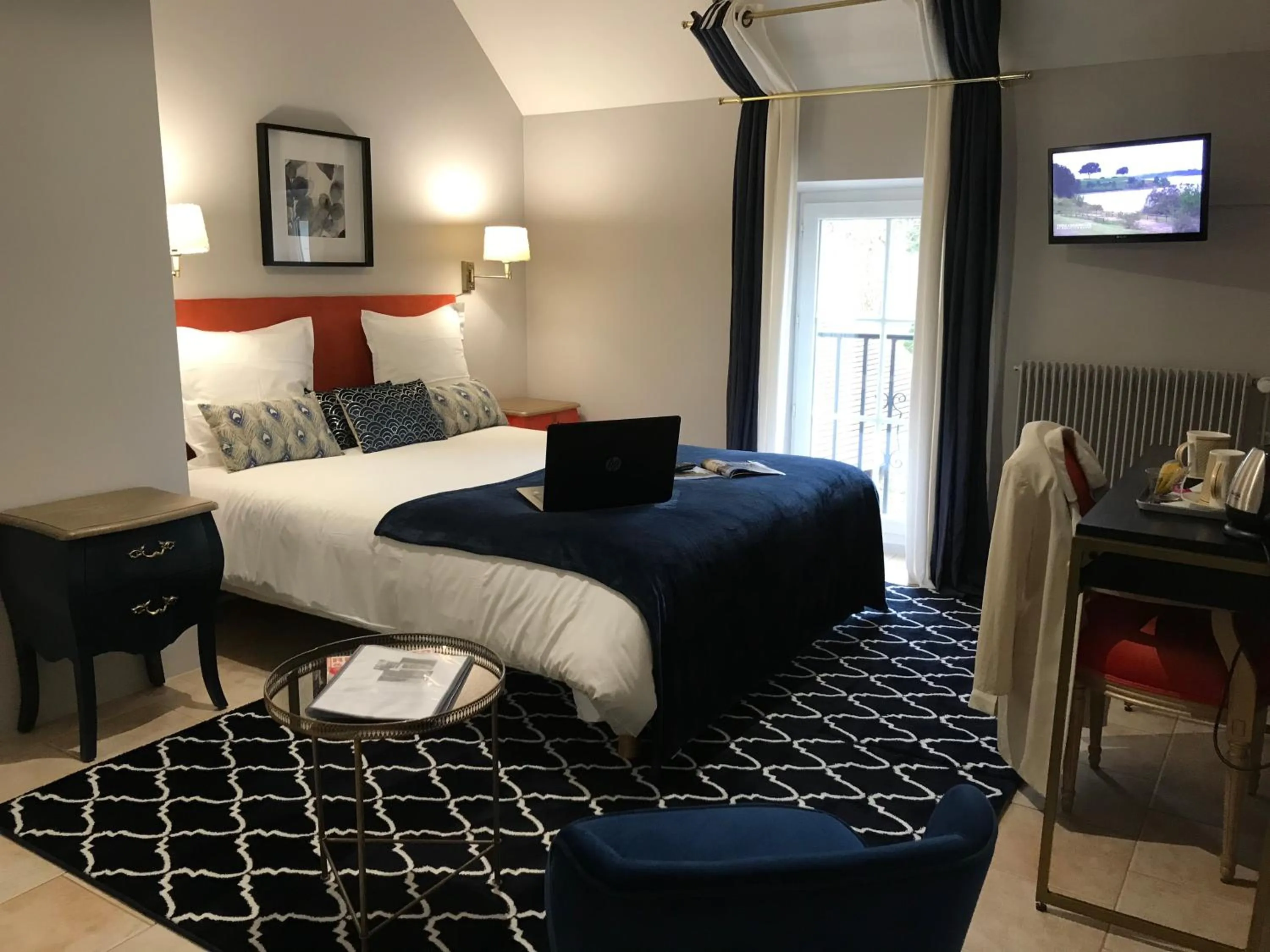 Photo of the whole room, Bed in La Levraudière