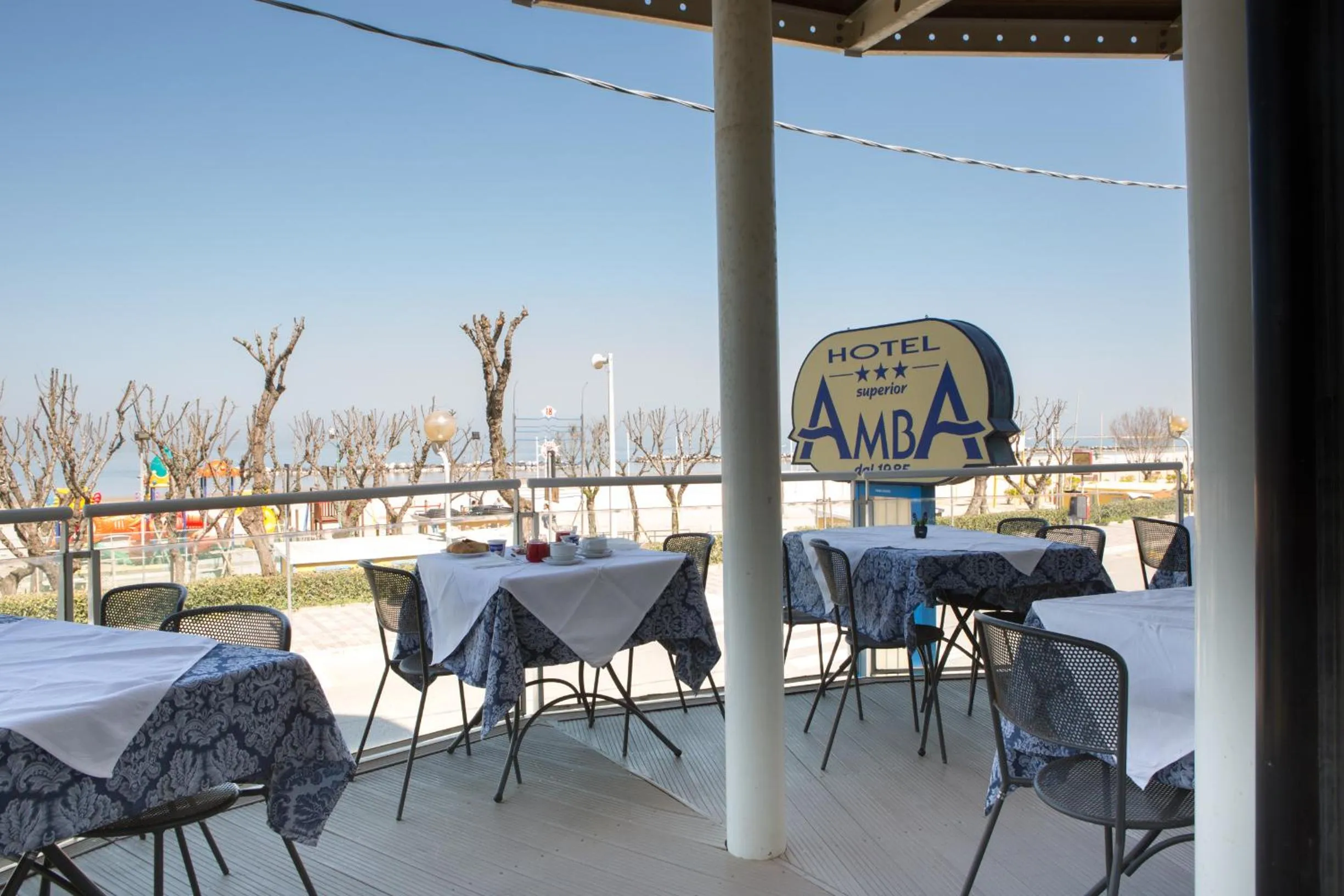 Restaurant/places to eat in Amba Hotel