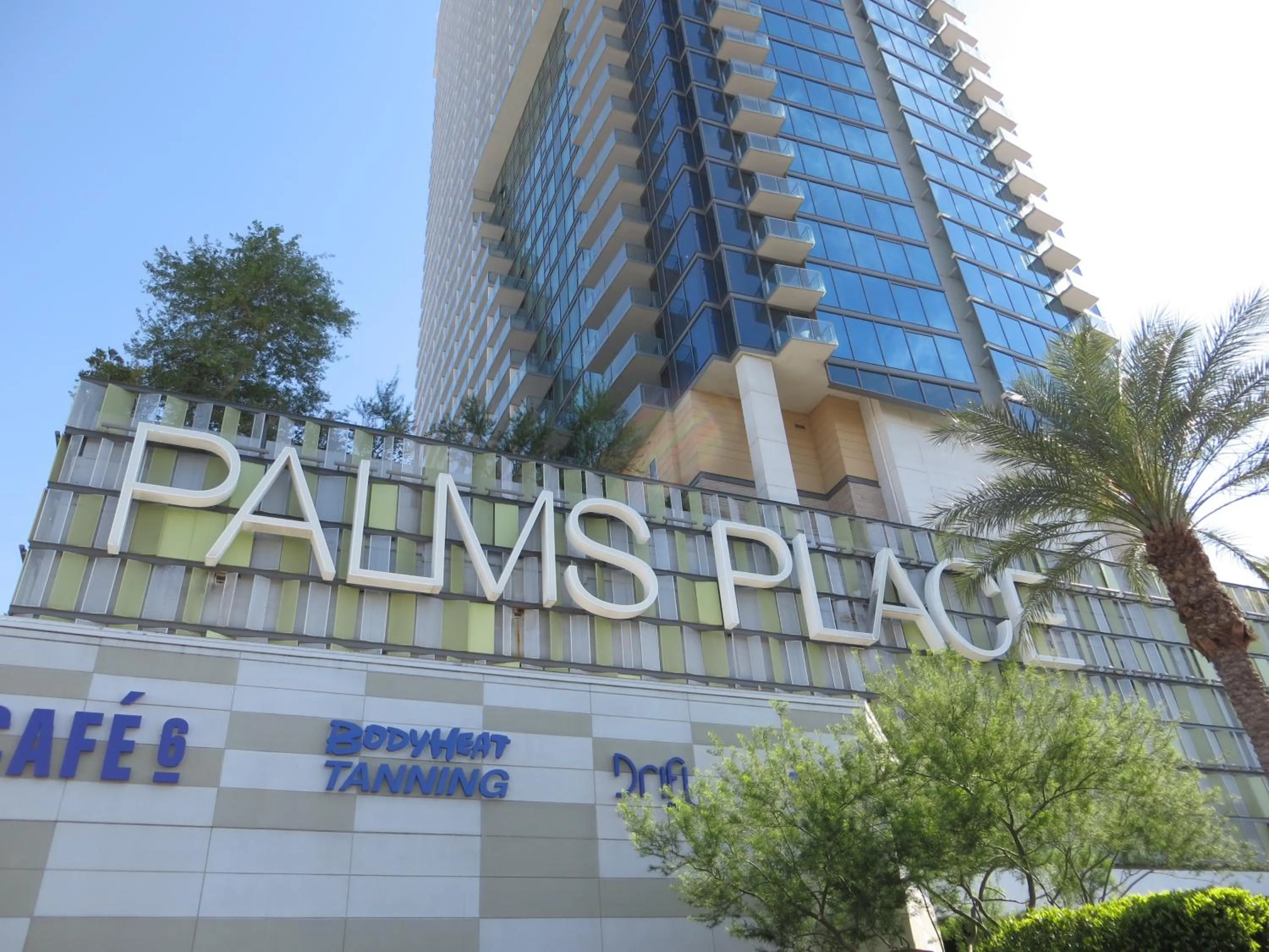 Facade/entrance in Palms Place Suite with Strip View