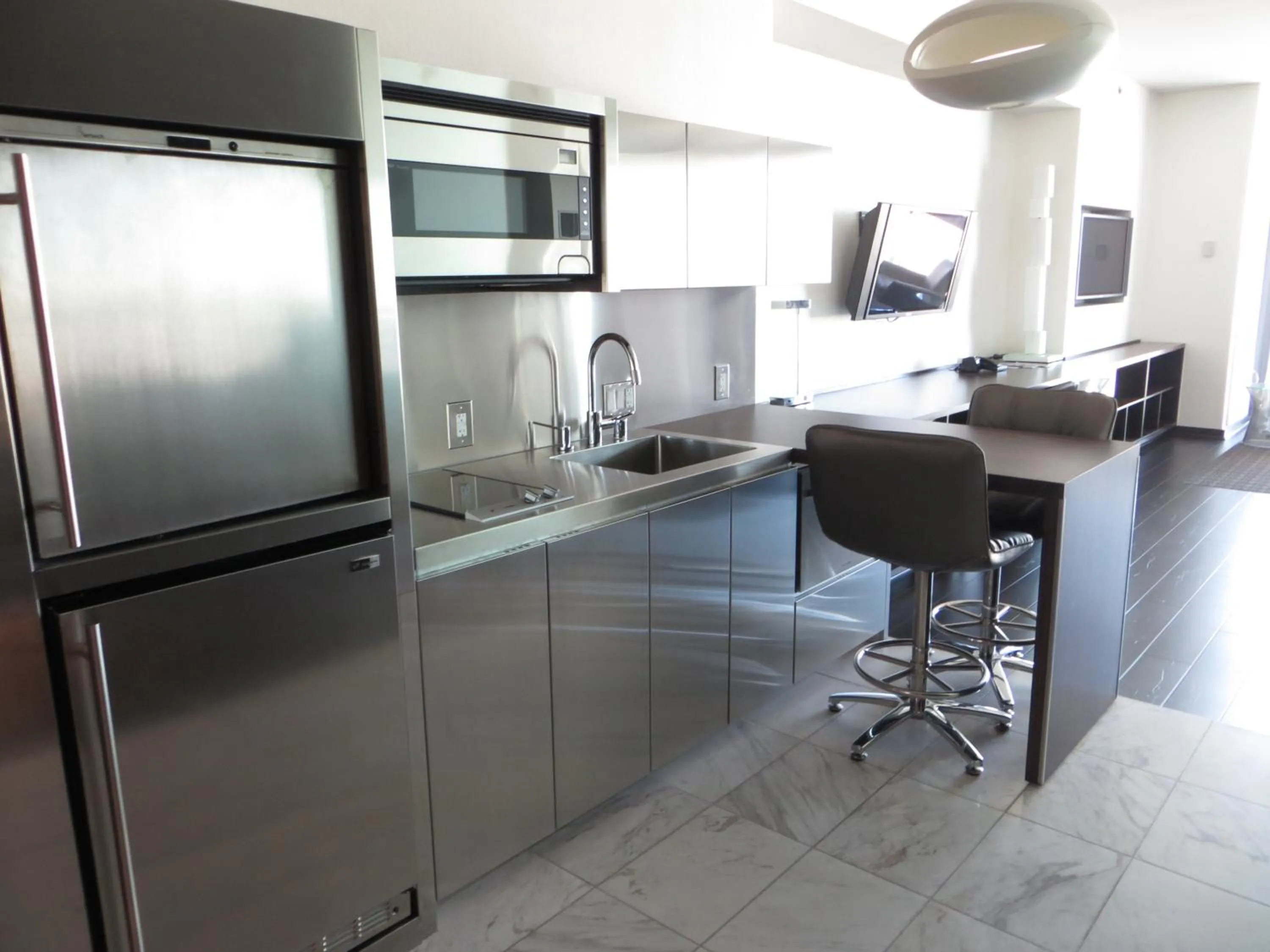 Kitchen or kitchenette in Palms Place Suite with Strip View