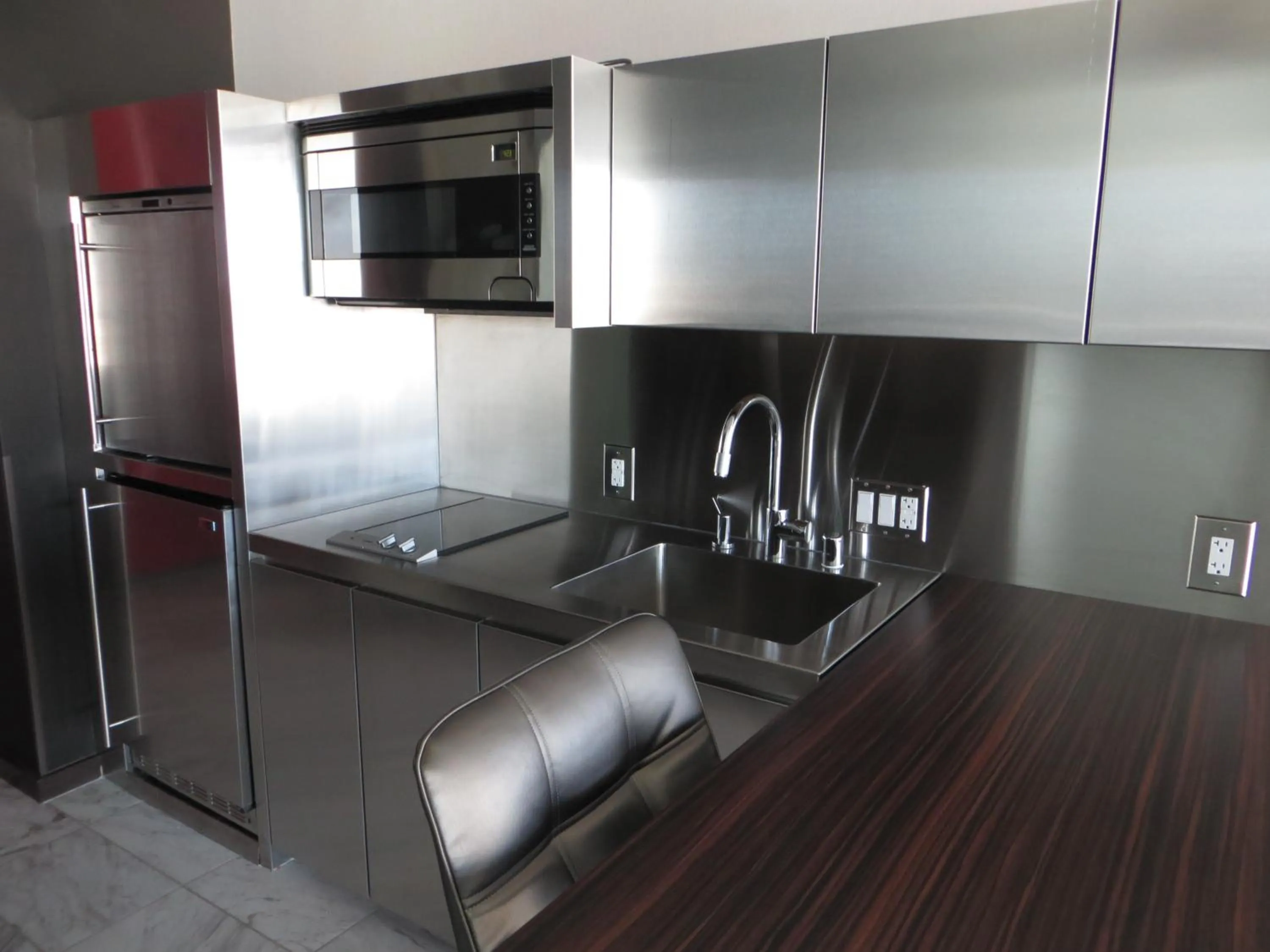 Kitchen or kitchenette in Palms Place Suite with Strip View