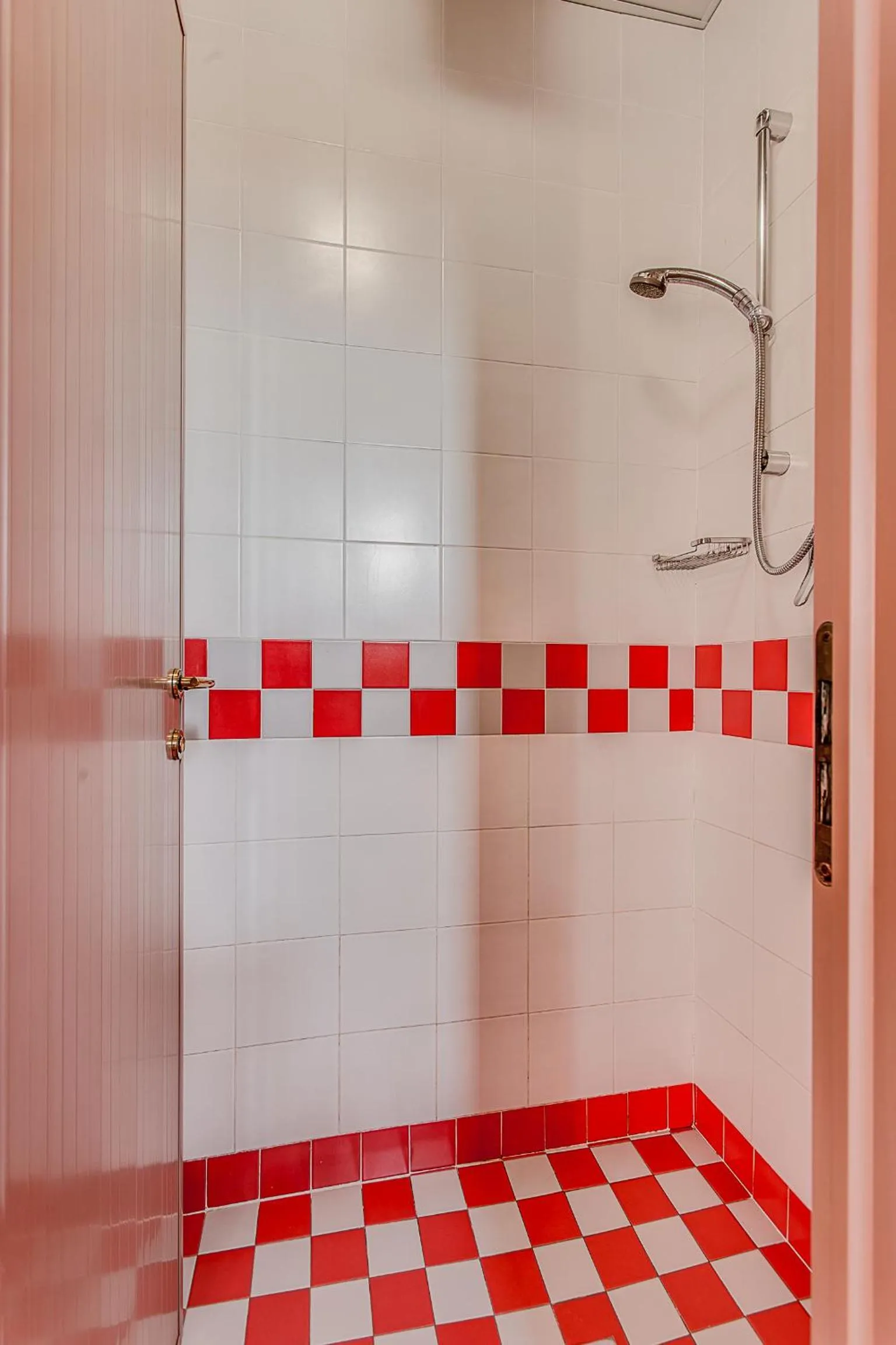 Shower in El Cid Campeador - Family Hotel