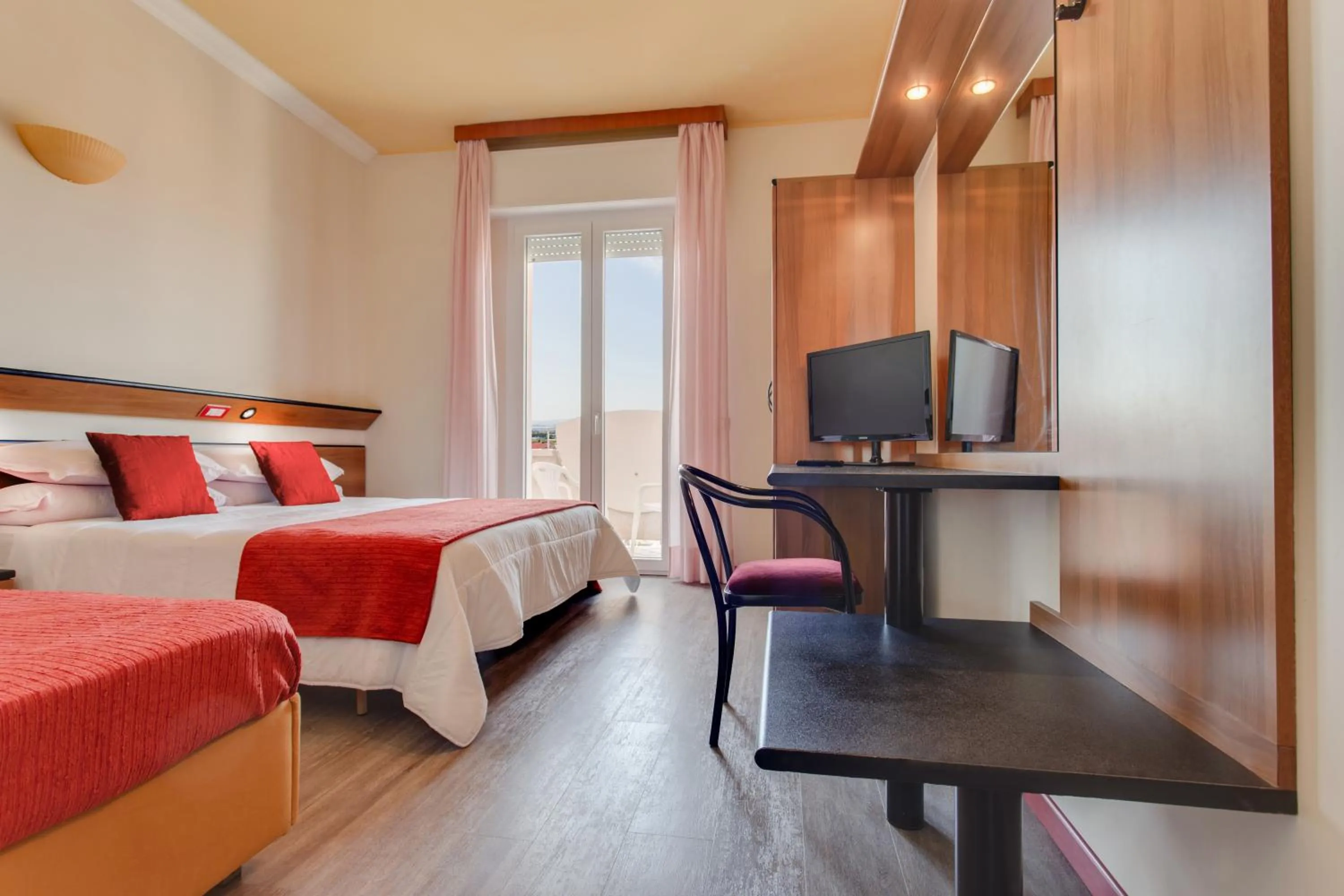 Photo of the whole room, Bed in El Cid Campeador - Family Hotel