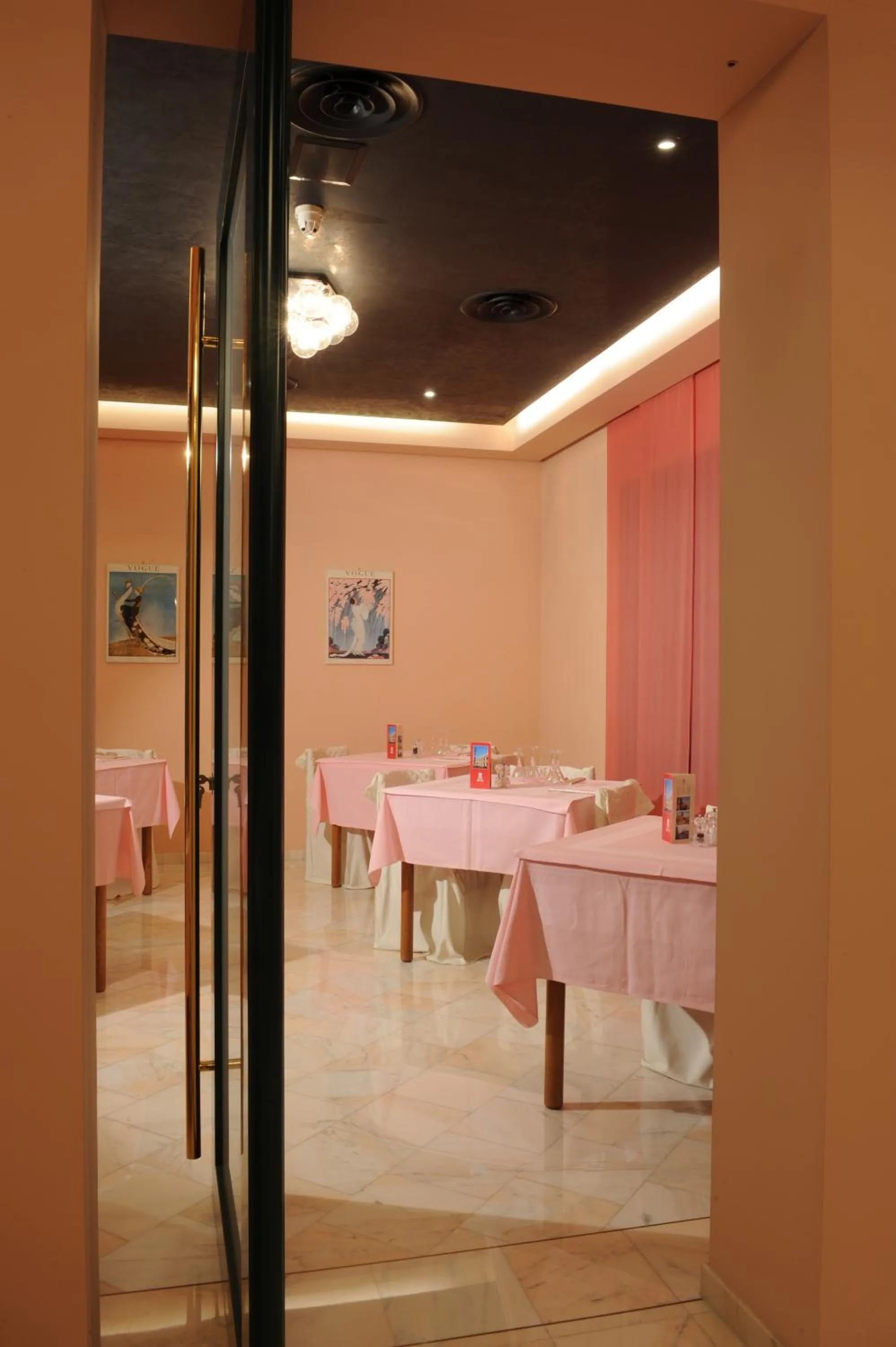 Restaurant/places to eat in Hotel Ariane