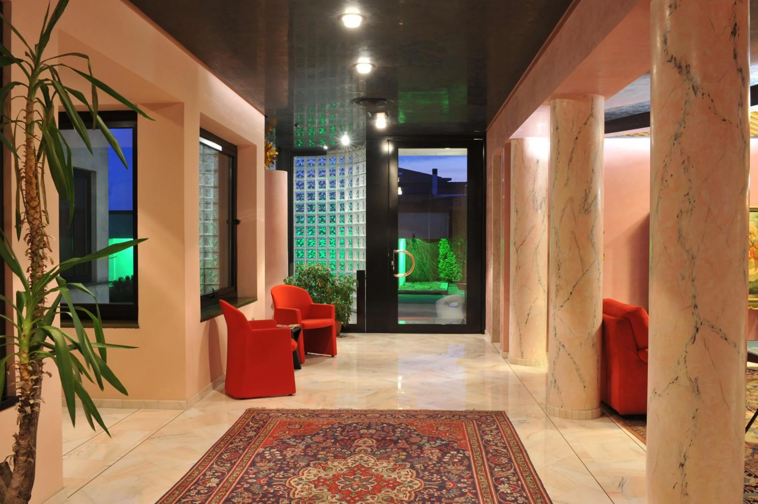 Restaurant/places to eat in Hotel Ariane