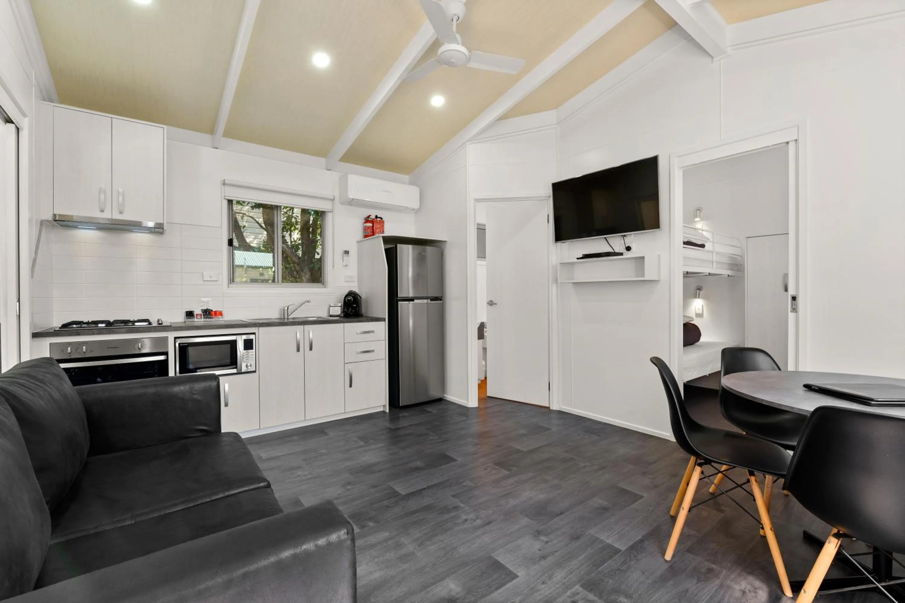 Kitchen or kitchenette in Bright Riverside Holiday Park