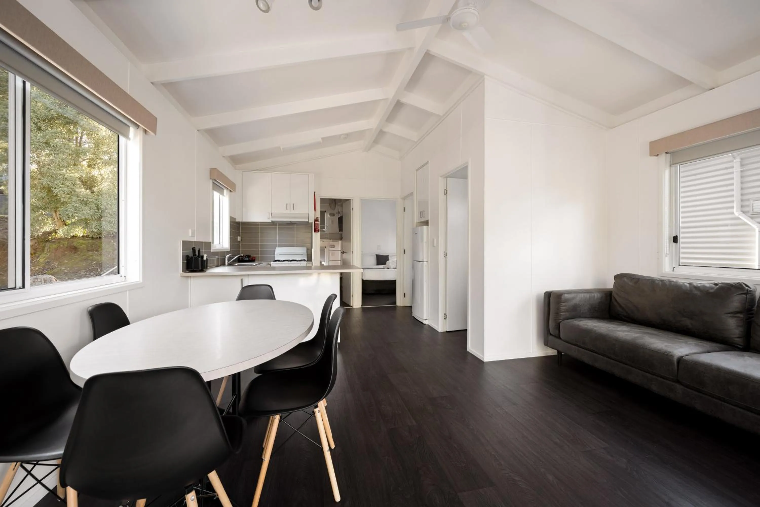 Kitchen or kitchenette, Bed in Bright Riverside Holiday Park