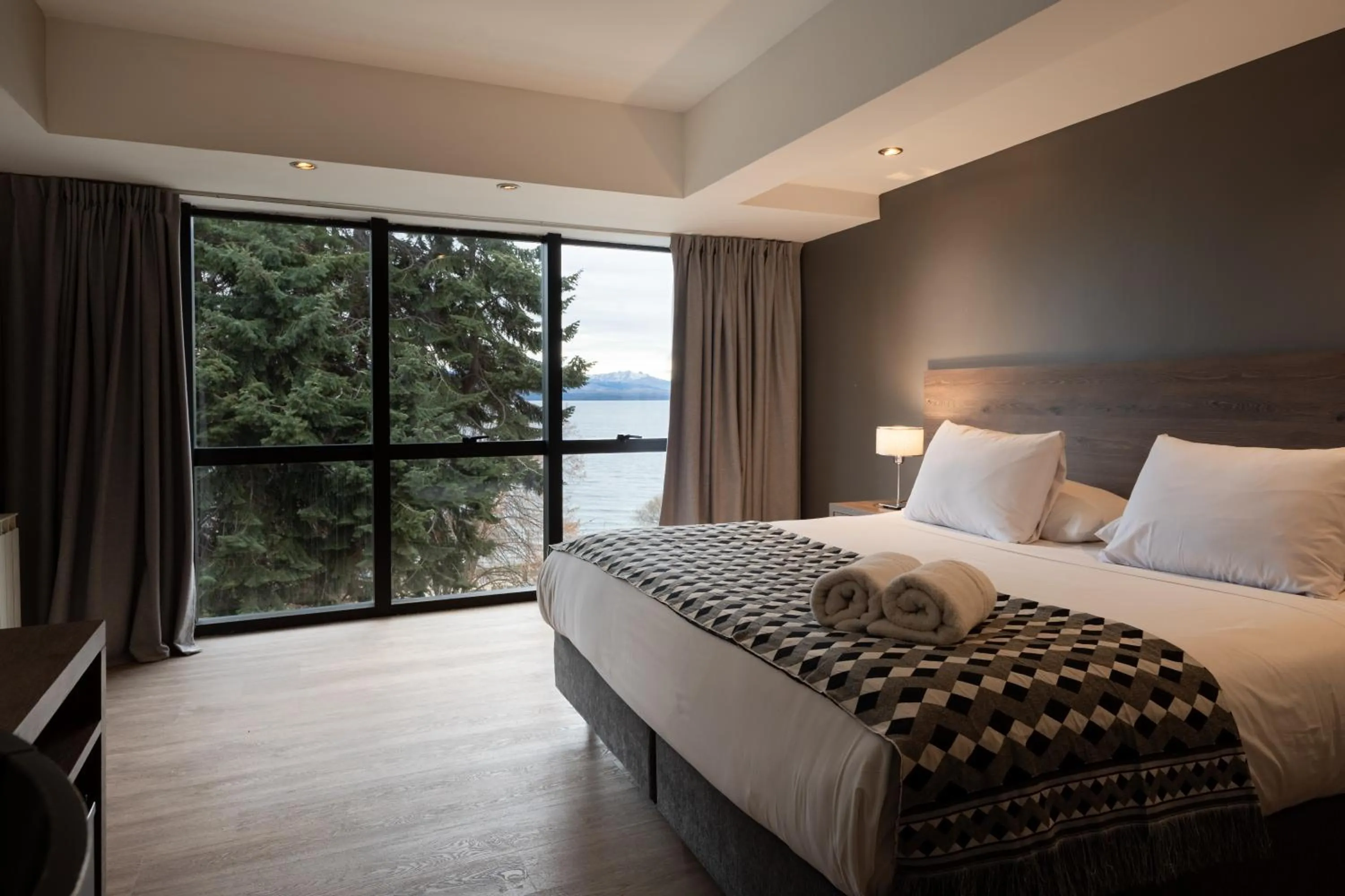 Lake view, Bed in Hotel Alt Interlaken