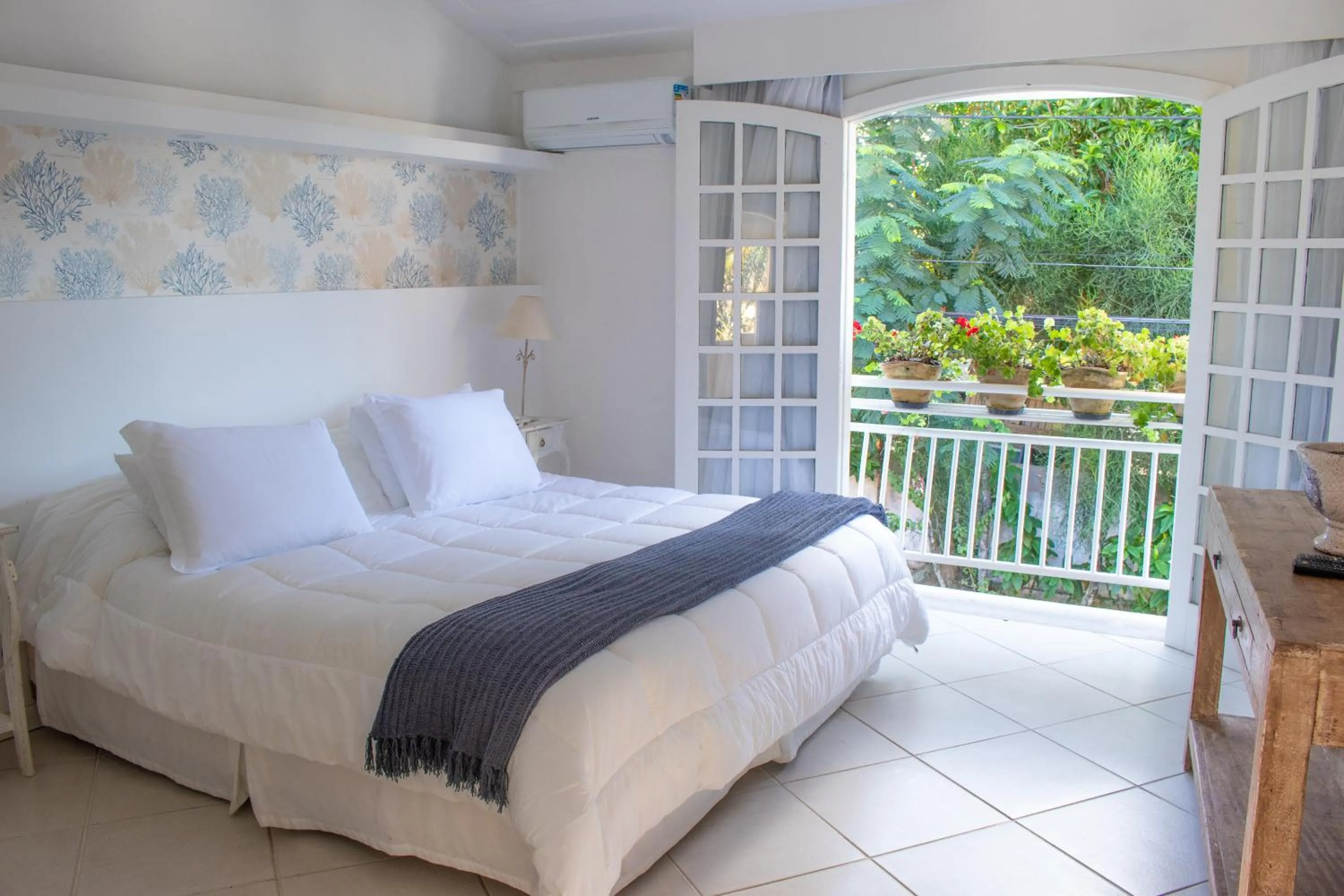Bedroom, Bed in Auberge de la Langouste