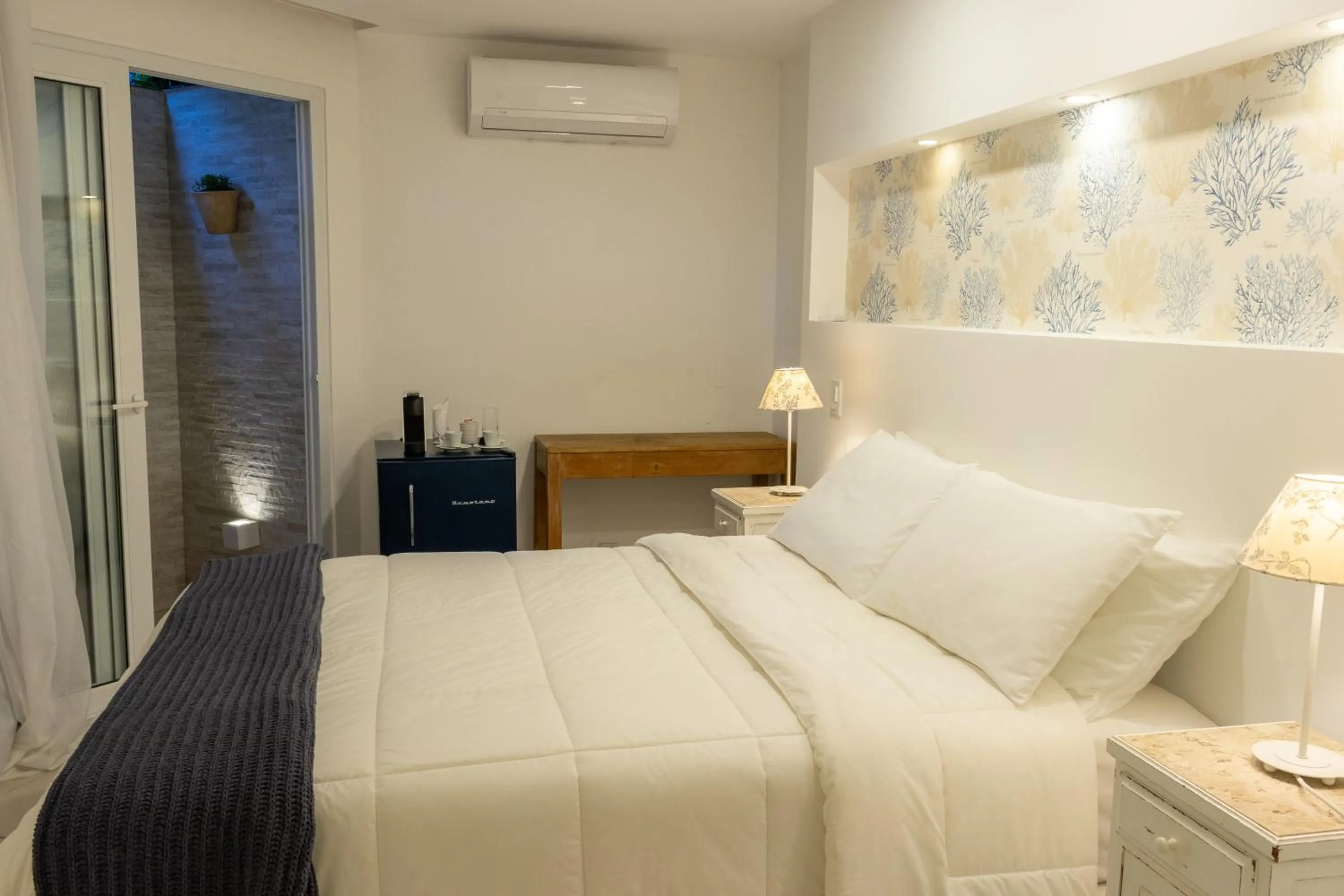 Bedroom, Bed in Auberge de la Langouste