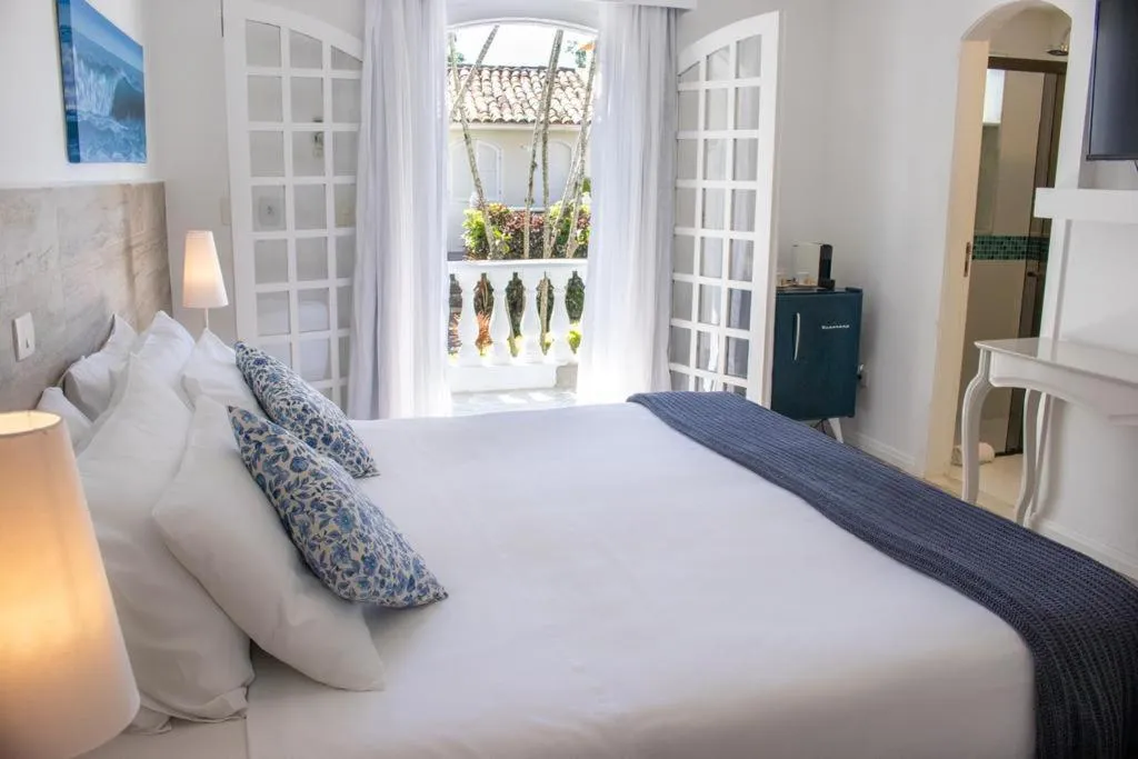 Swimming pool, Bed in Auberge de la Langouste