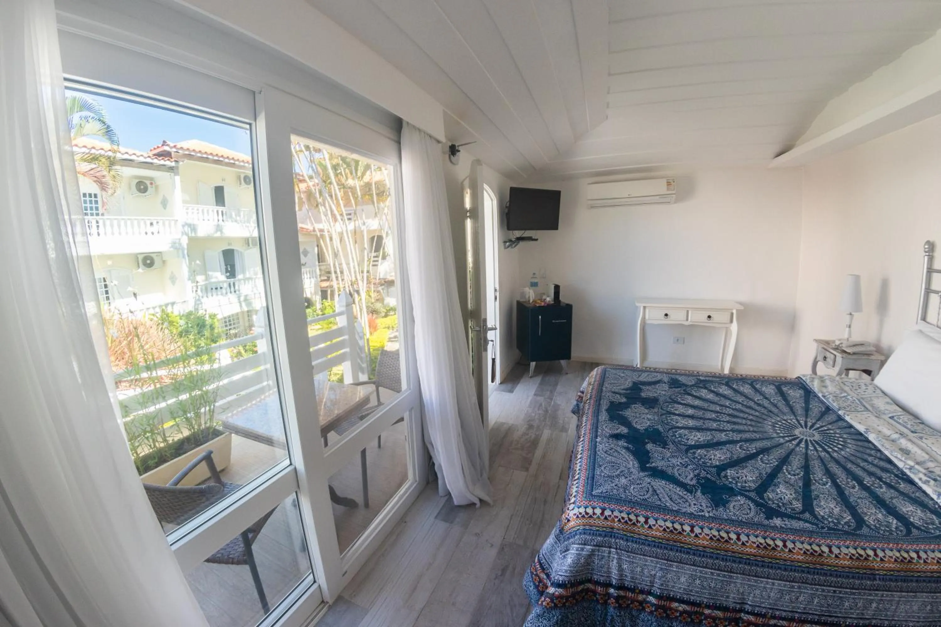 Photo of the whole room, Bed in Auberge de la Langouste