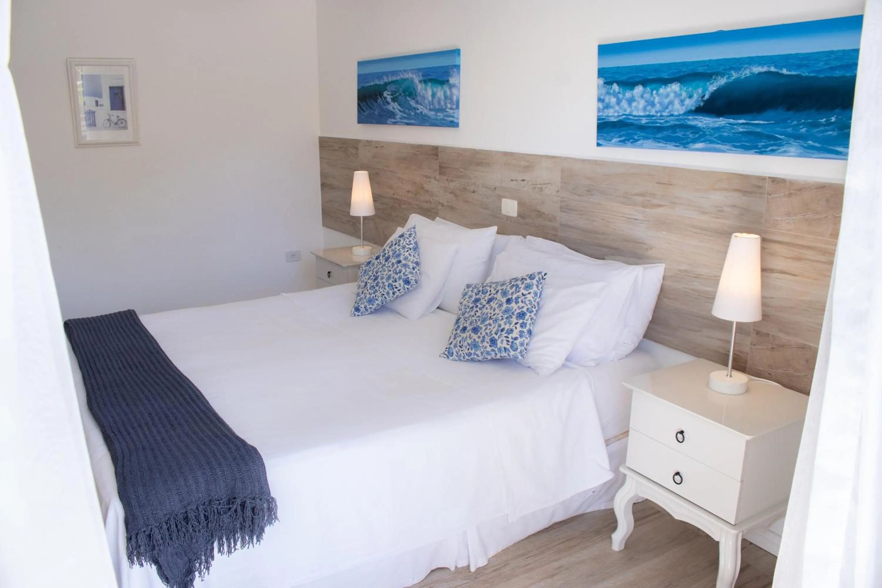 Photo of the whole room, Bed in Auberge de la Langouste