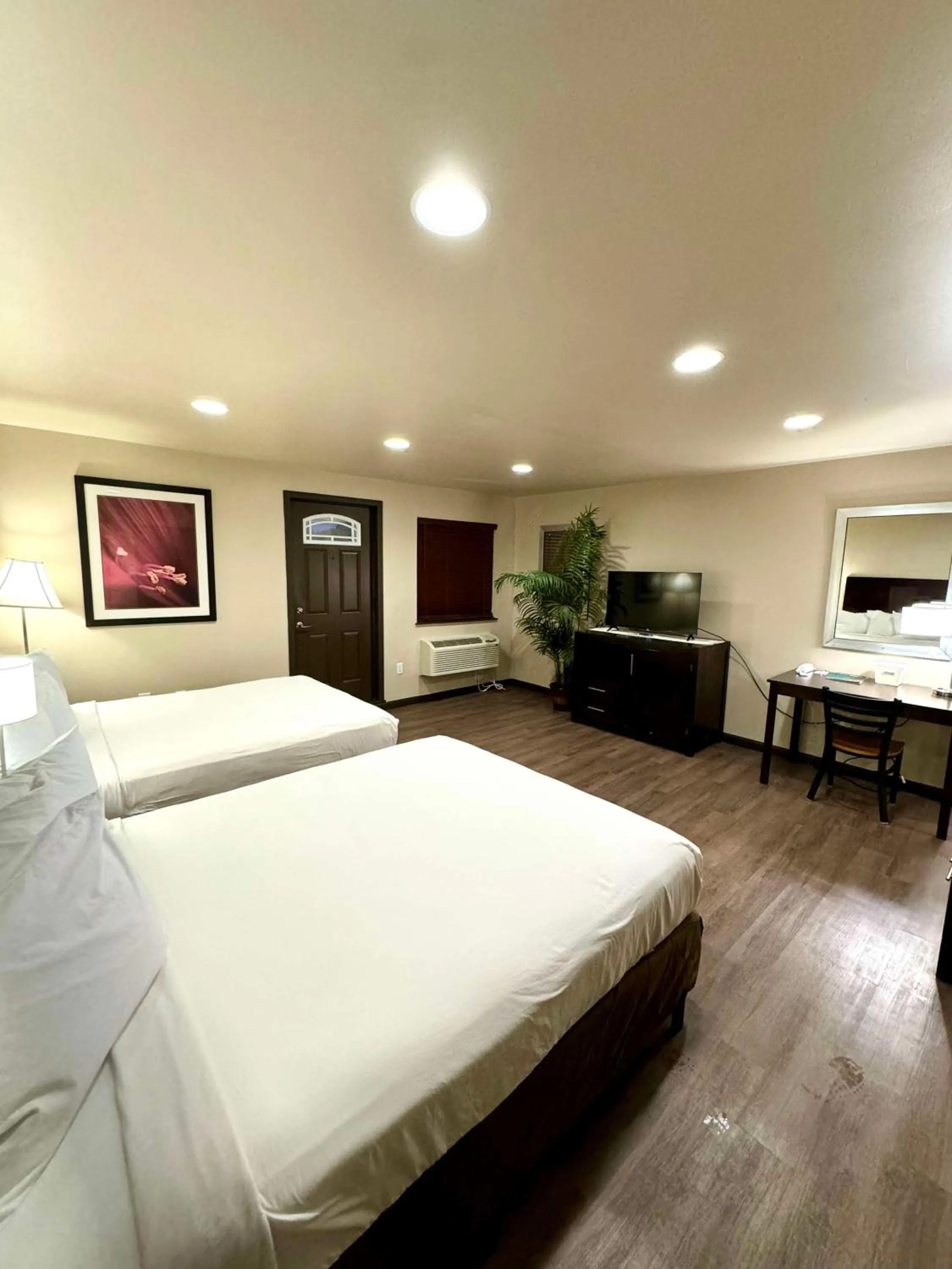 Bedroom, Bed in Americas Best Value Inn Marquette