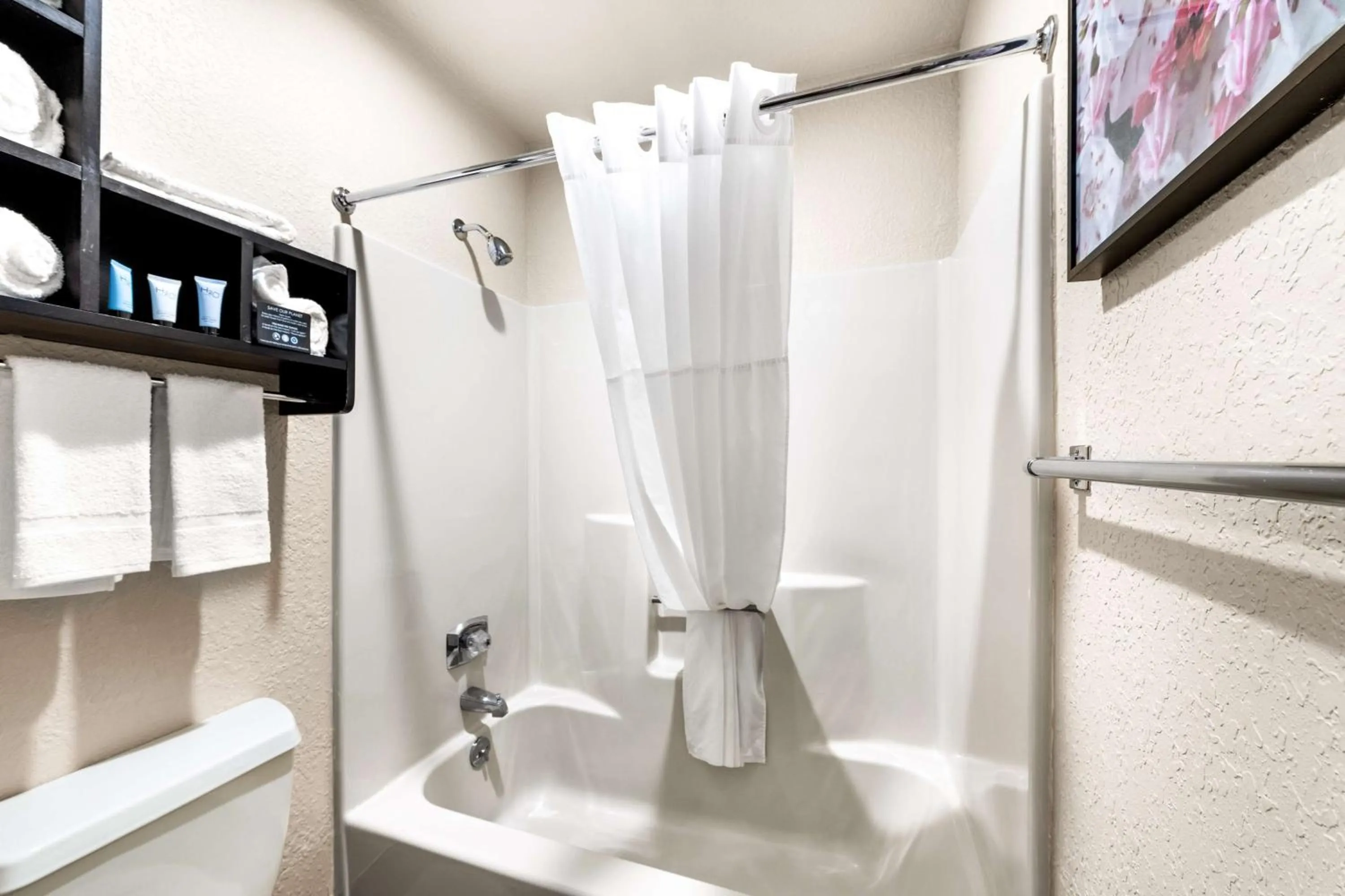 Bathroom in Americas Best Value Inn Marquette