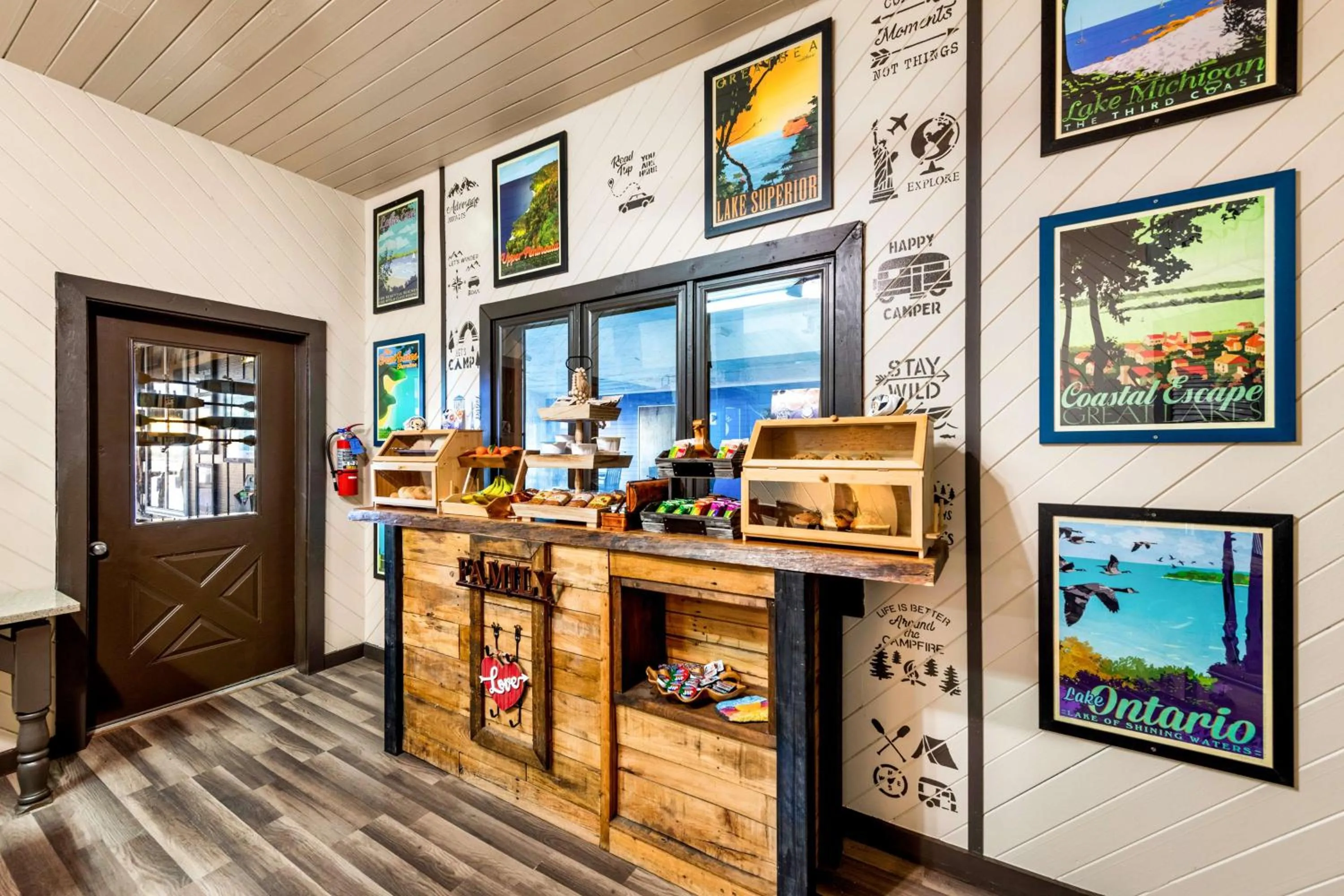 Restaurant/places to eat, Bed in Americas Best Value Inn Marquette