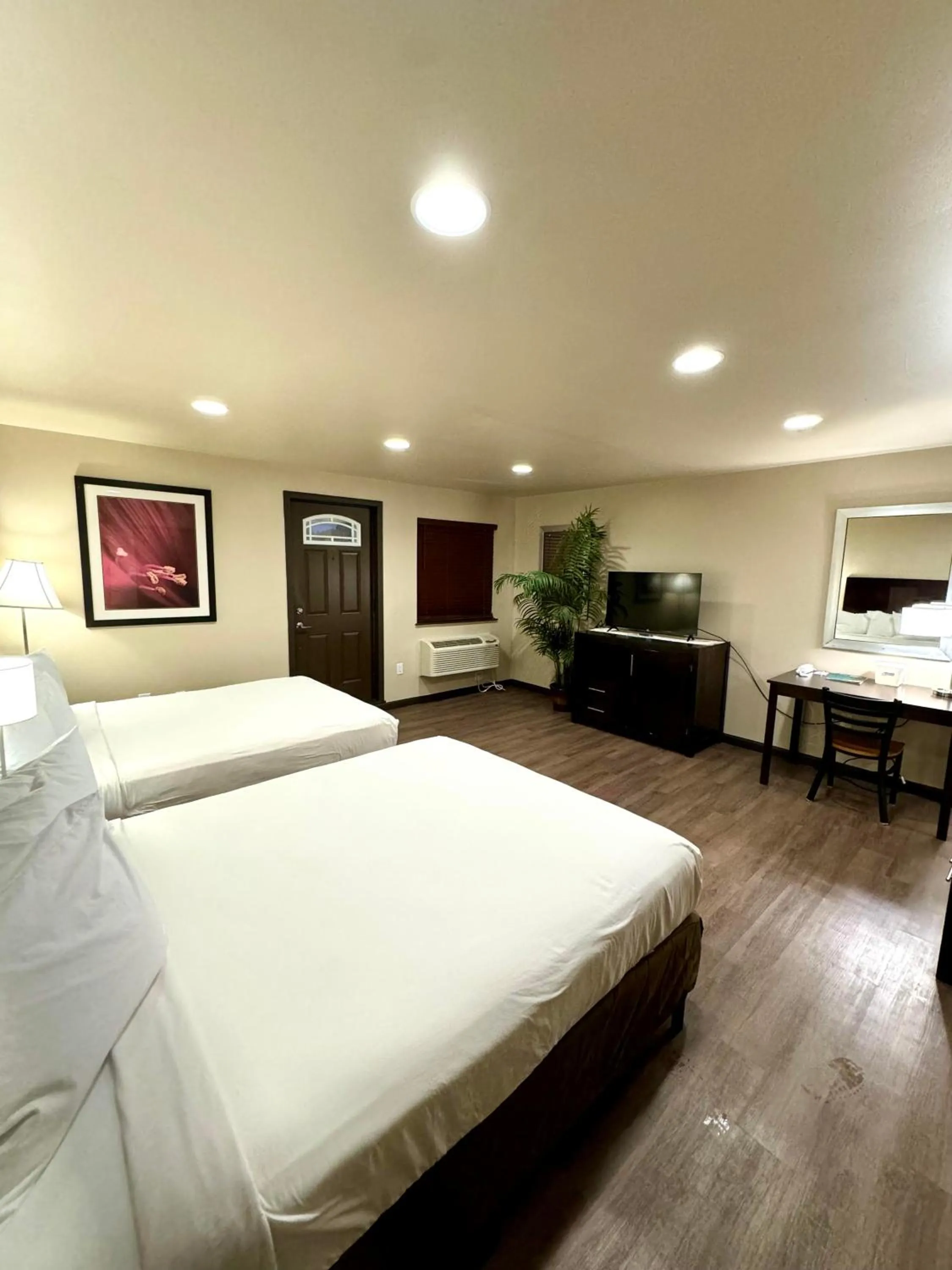 Photo of the whole room, Bed in Americas Best Value Inn Marquette