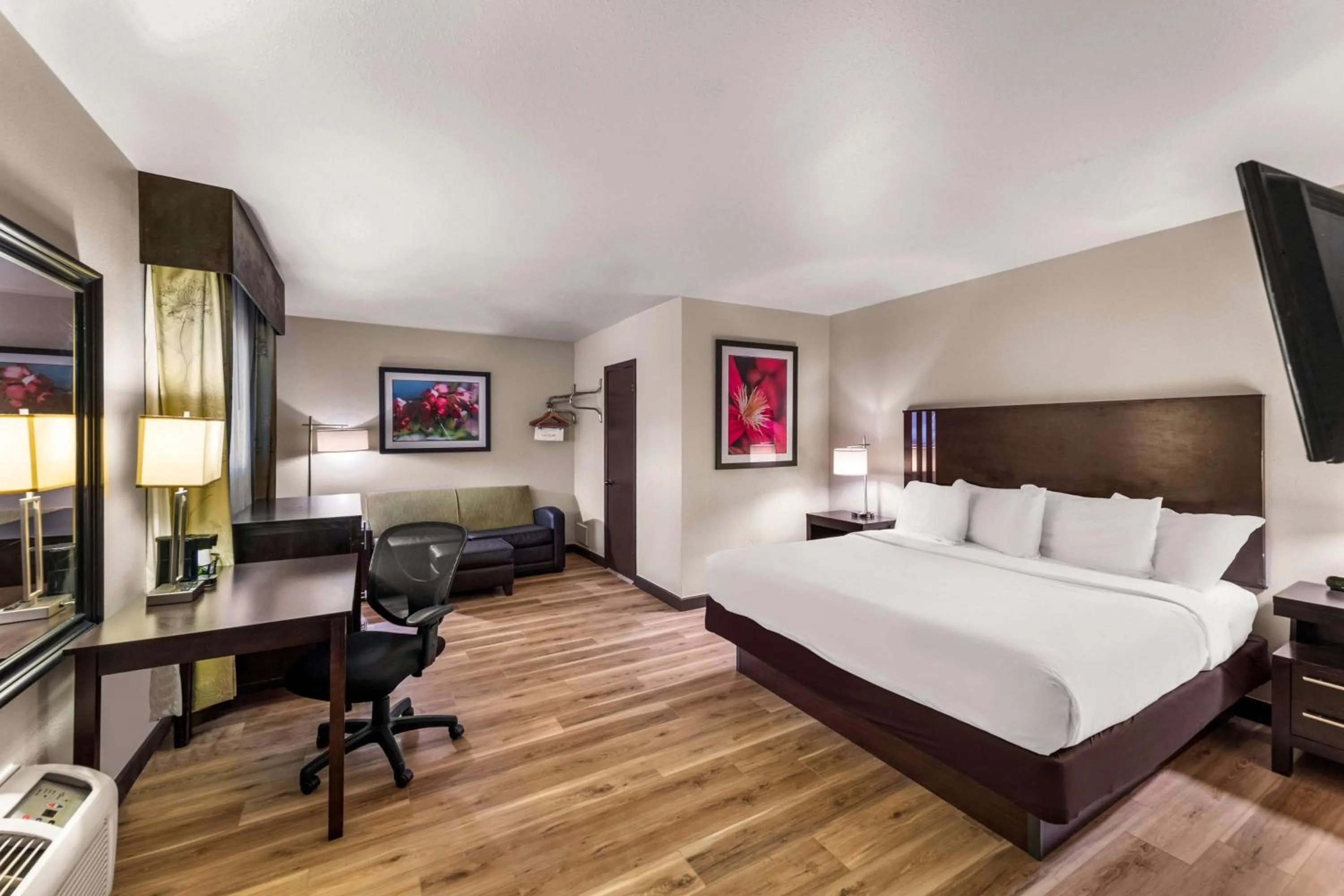 Bedroom, Bed in Americas Best Value Inn Marquette