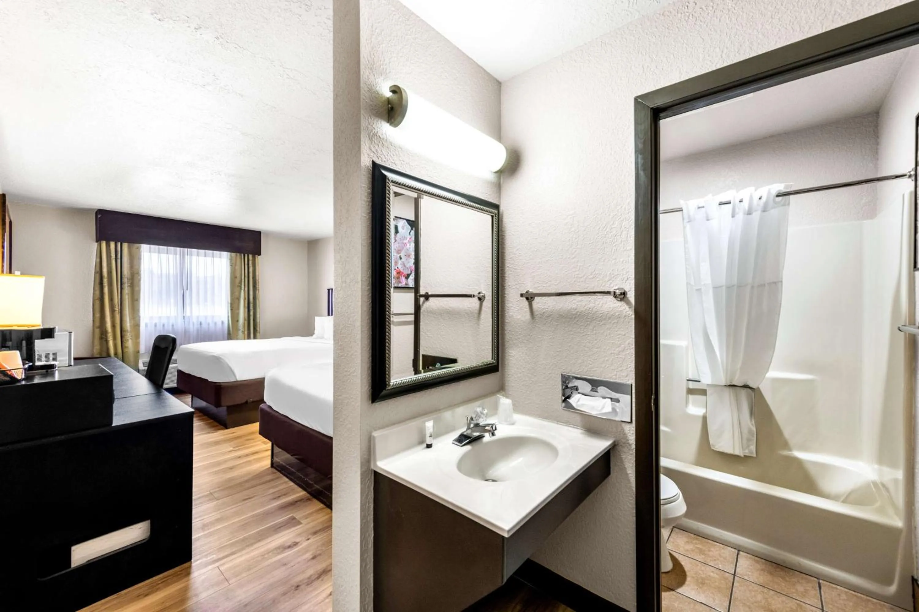 Bedroom, Bed in Americas Best Value Inn Marquette