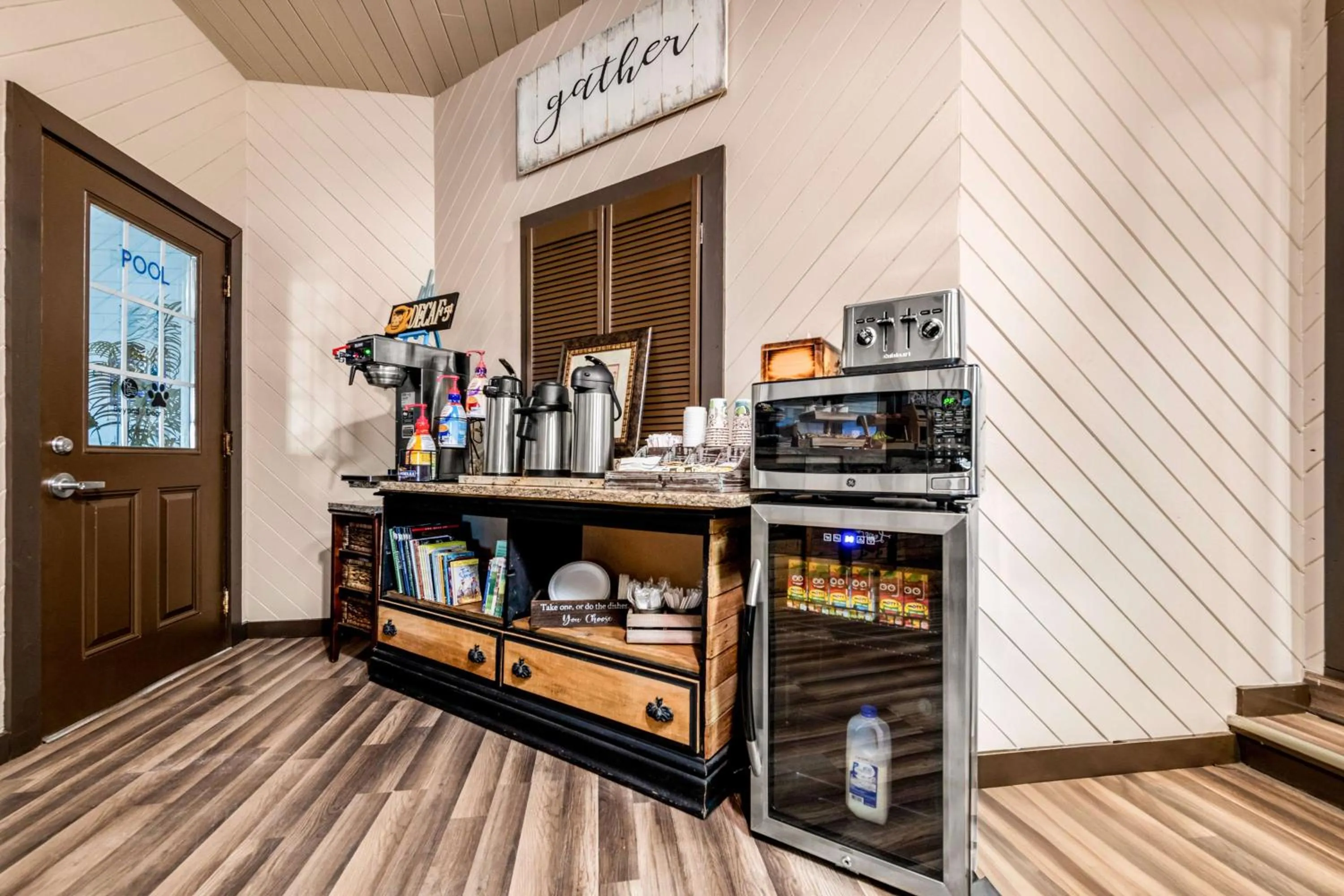 Restaurant/places to eat in Americas Best Value Inn Marquette