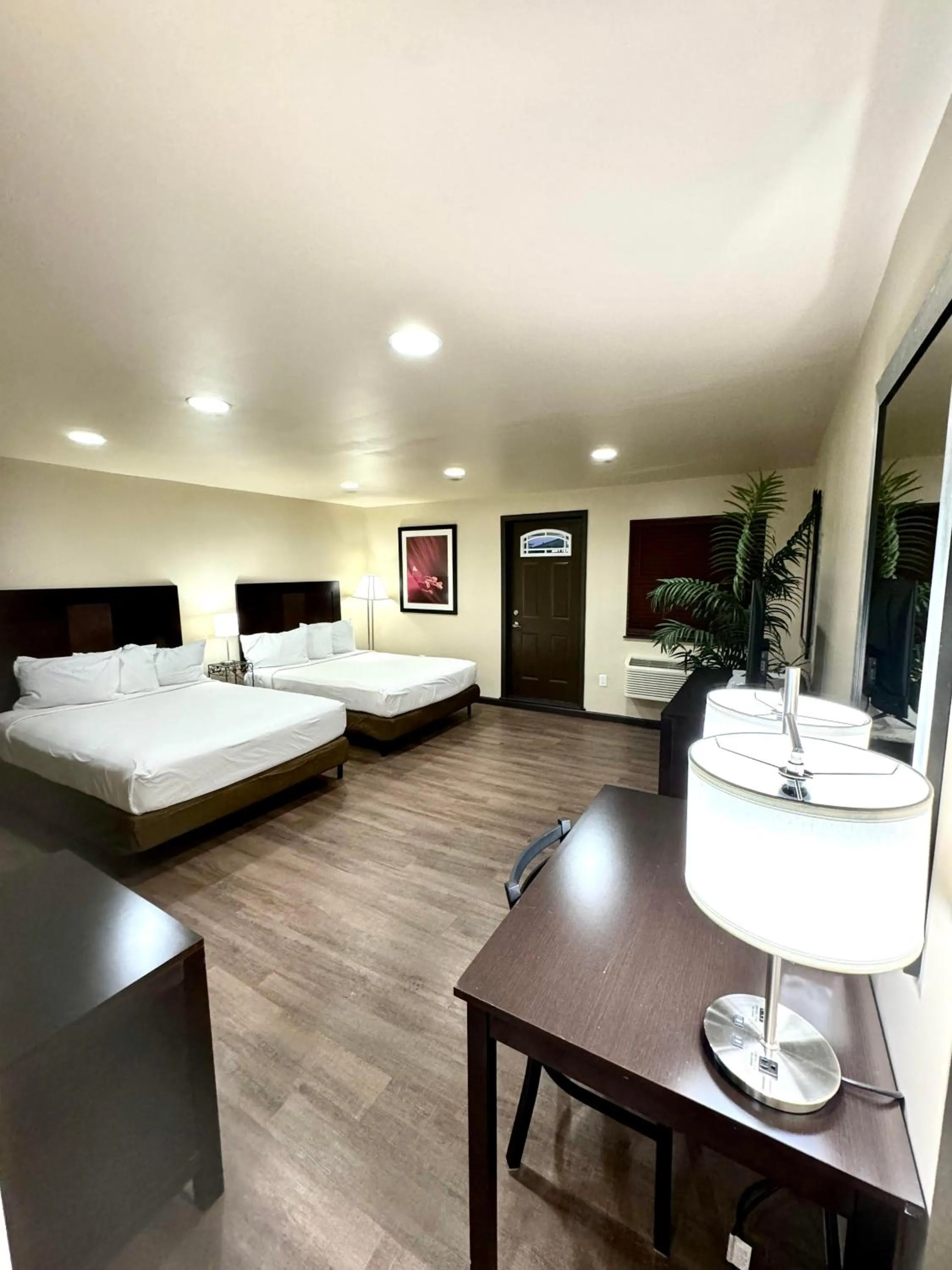 Photo of the whole room, Bed in Americas Best Value Inn Marquette