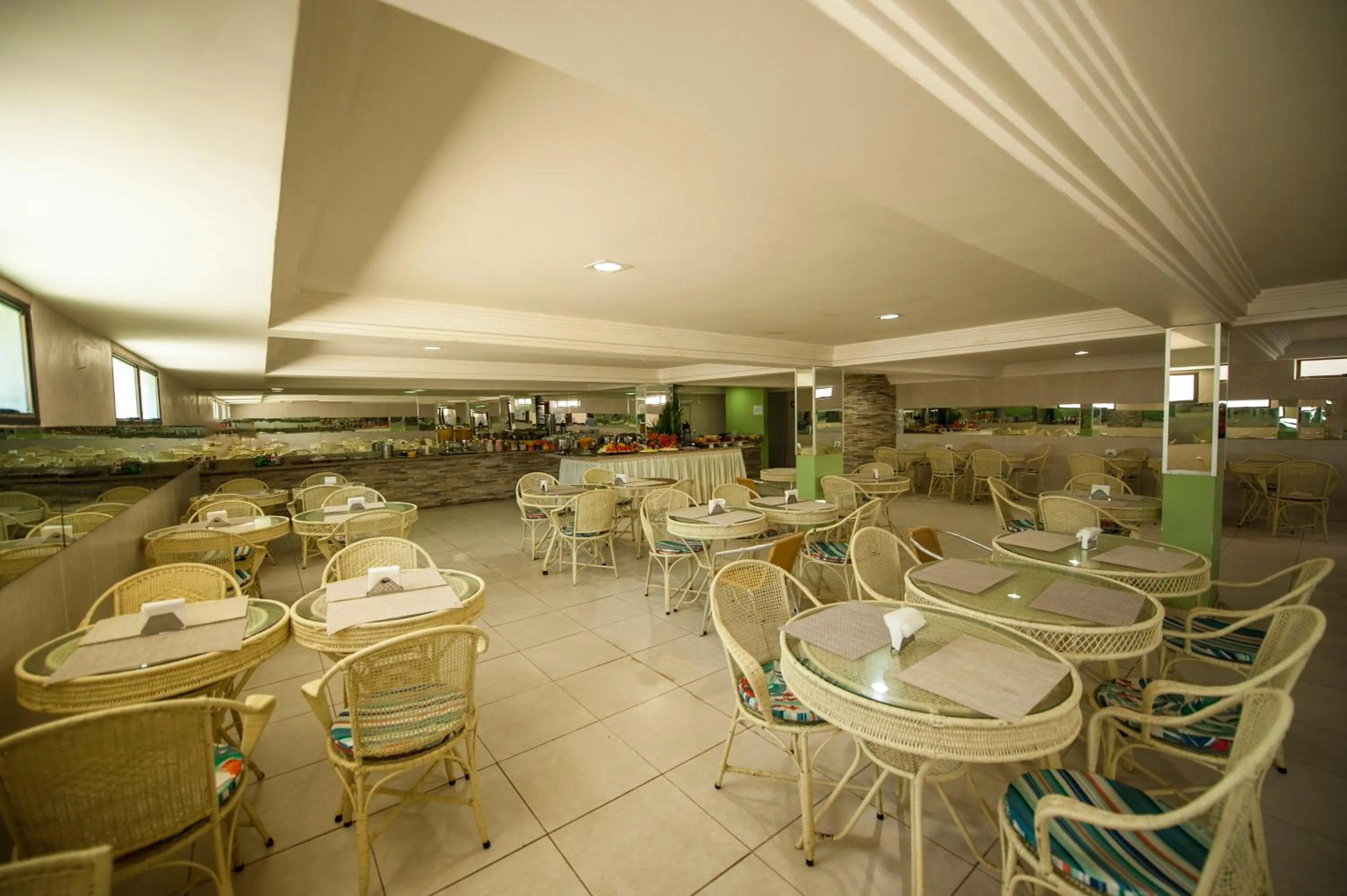 Restaurant/places to eat in Estação do Sol Praia Hotel