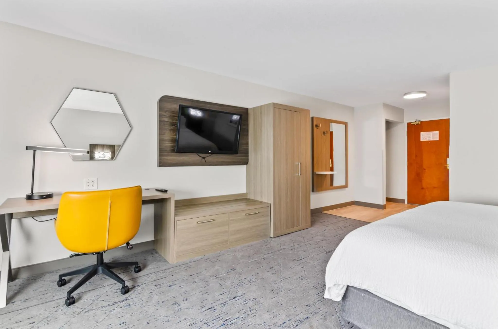 Photo of the whole room, Bed in Holiday Inn Express Hotel & Suites Mount Airy by IHG