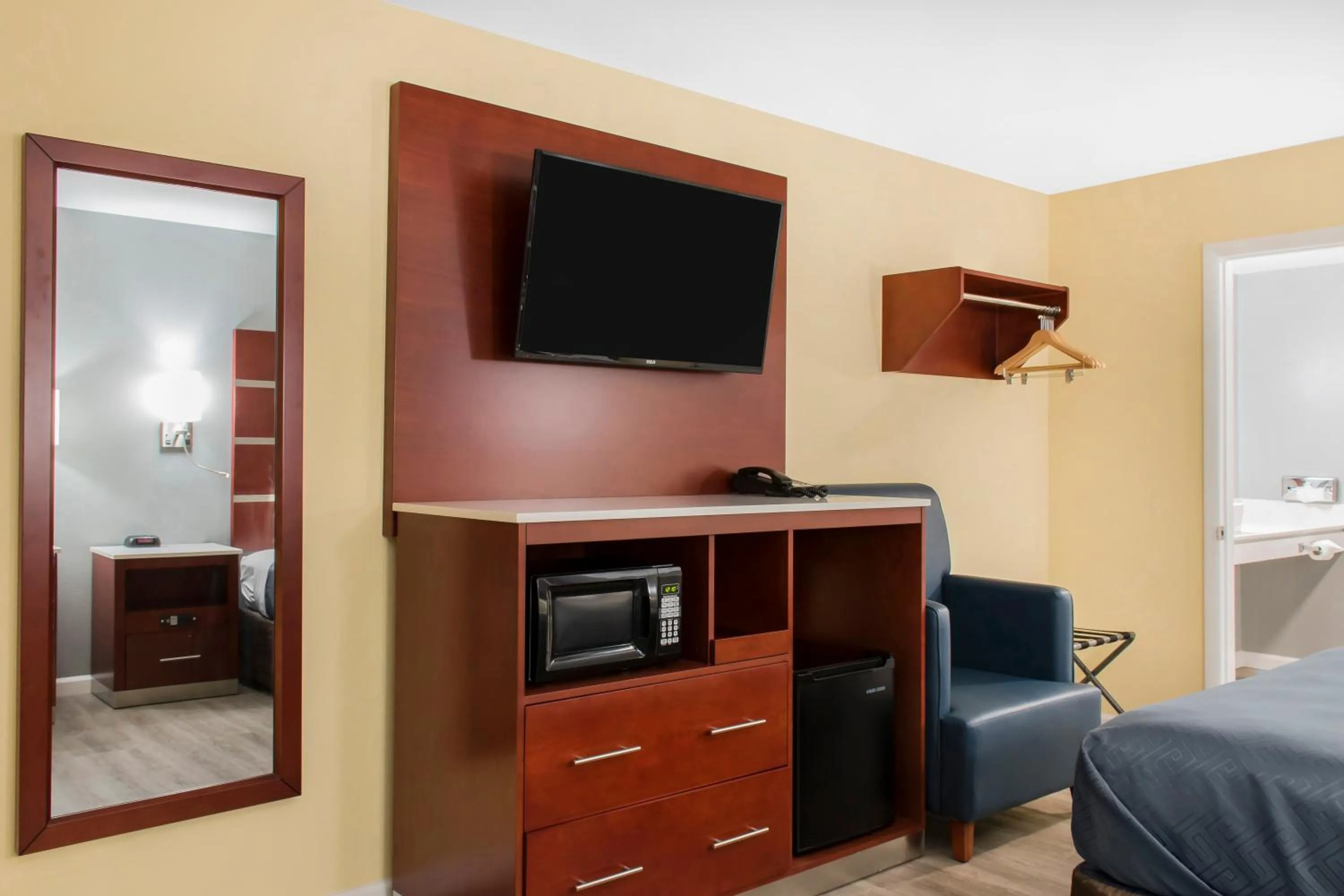 TV and multimedia, Bed in Escape Inn Hershey