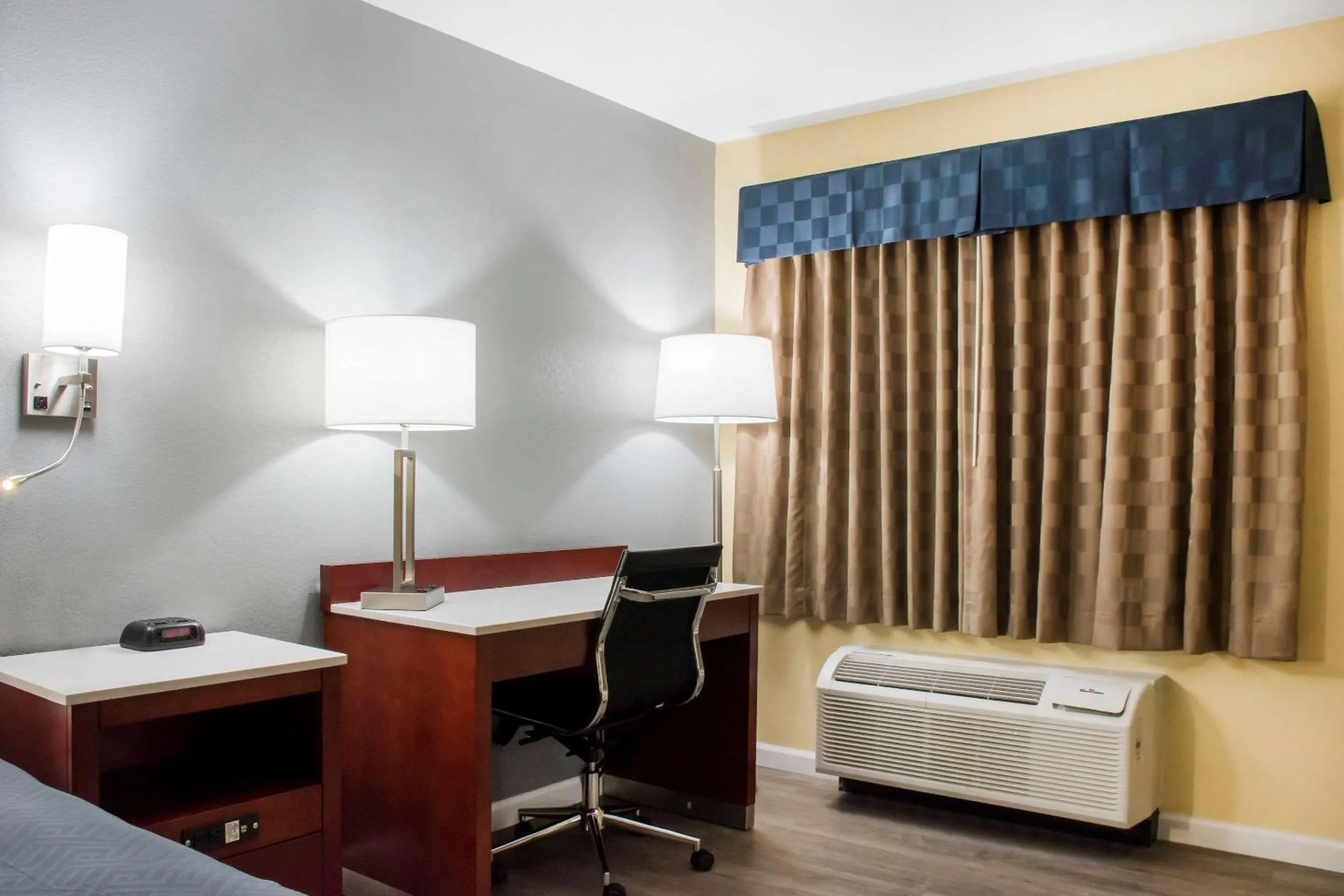 Photo of the whole room, Bed in Escape Inn Hershey