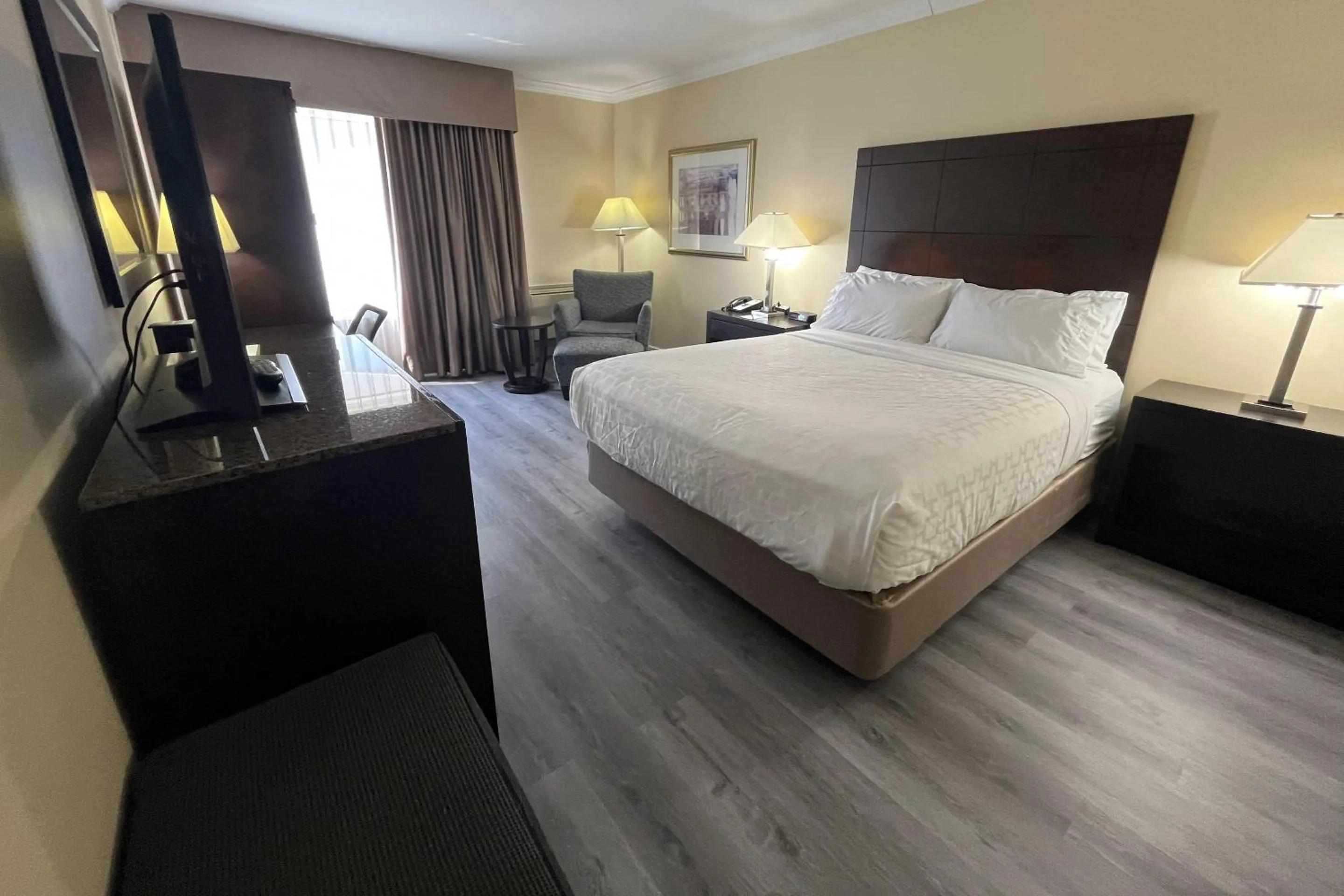 Bedroom, Bed in Quality Inn Saint-Jean-sur-Richelieu