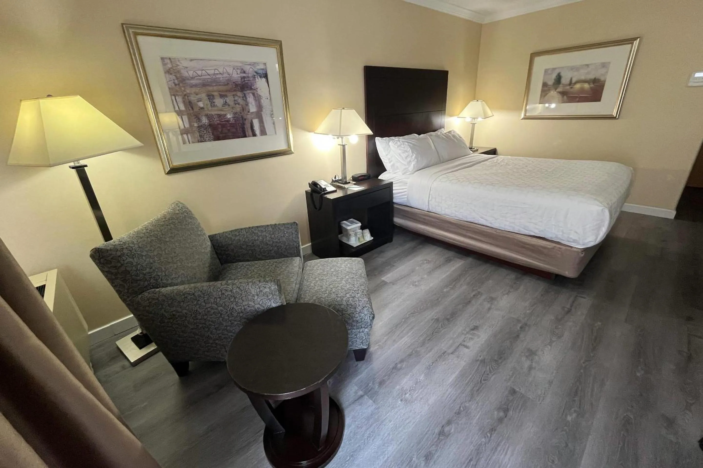 Bedroom, Bed in Quality Inn Saint-Jean-sur-Richelieu