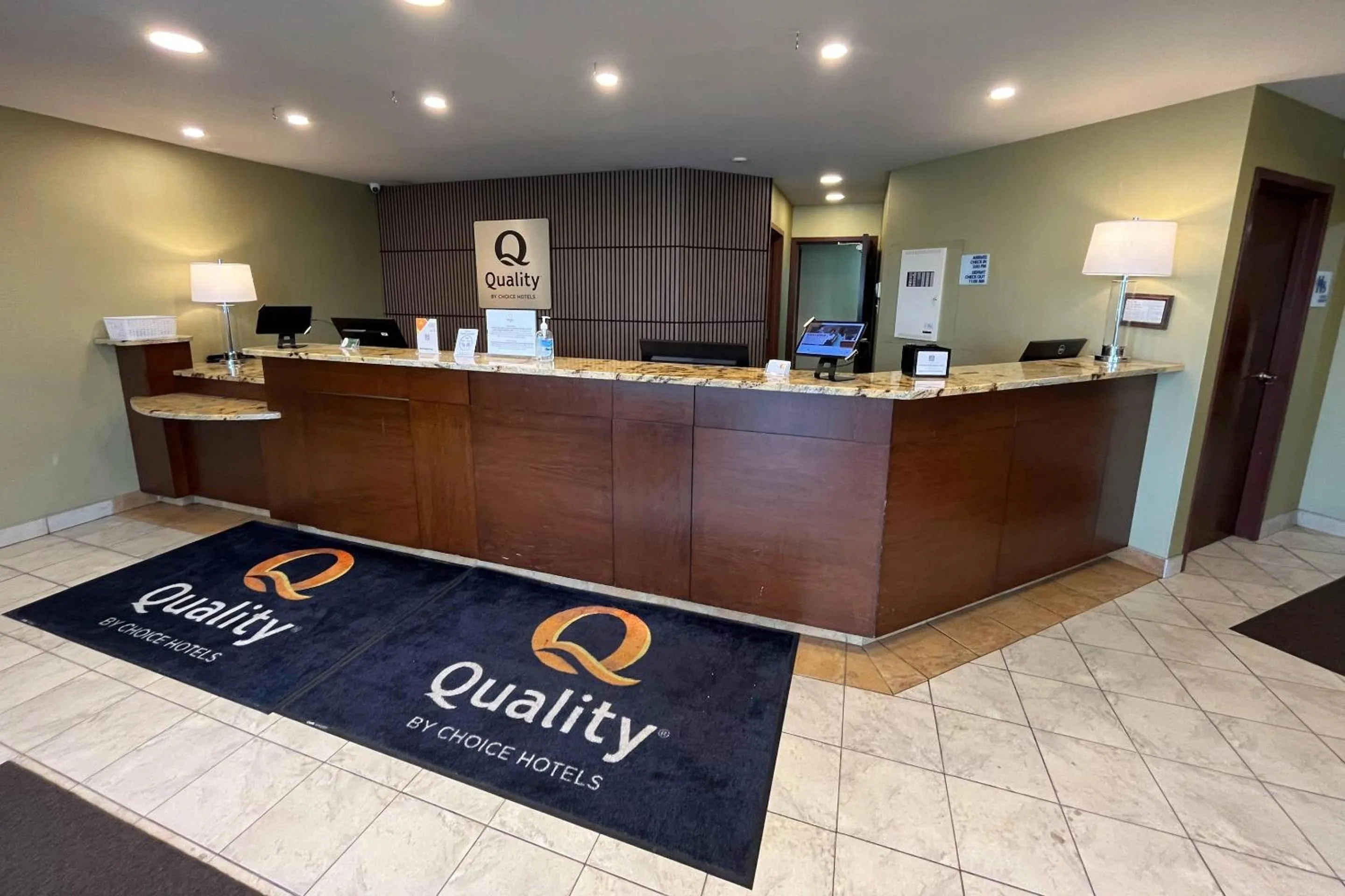 Lobby or reception in Quality Inn Saint-Jean-sur-Richelieu