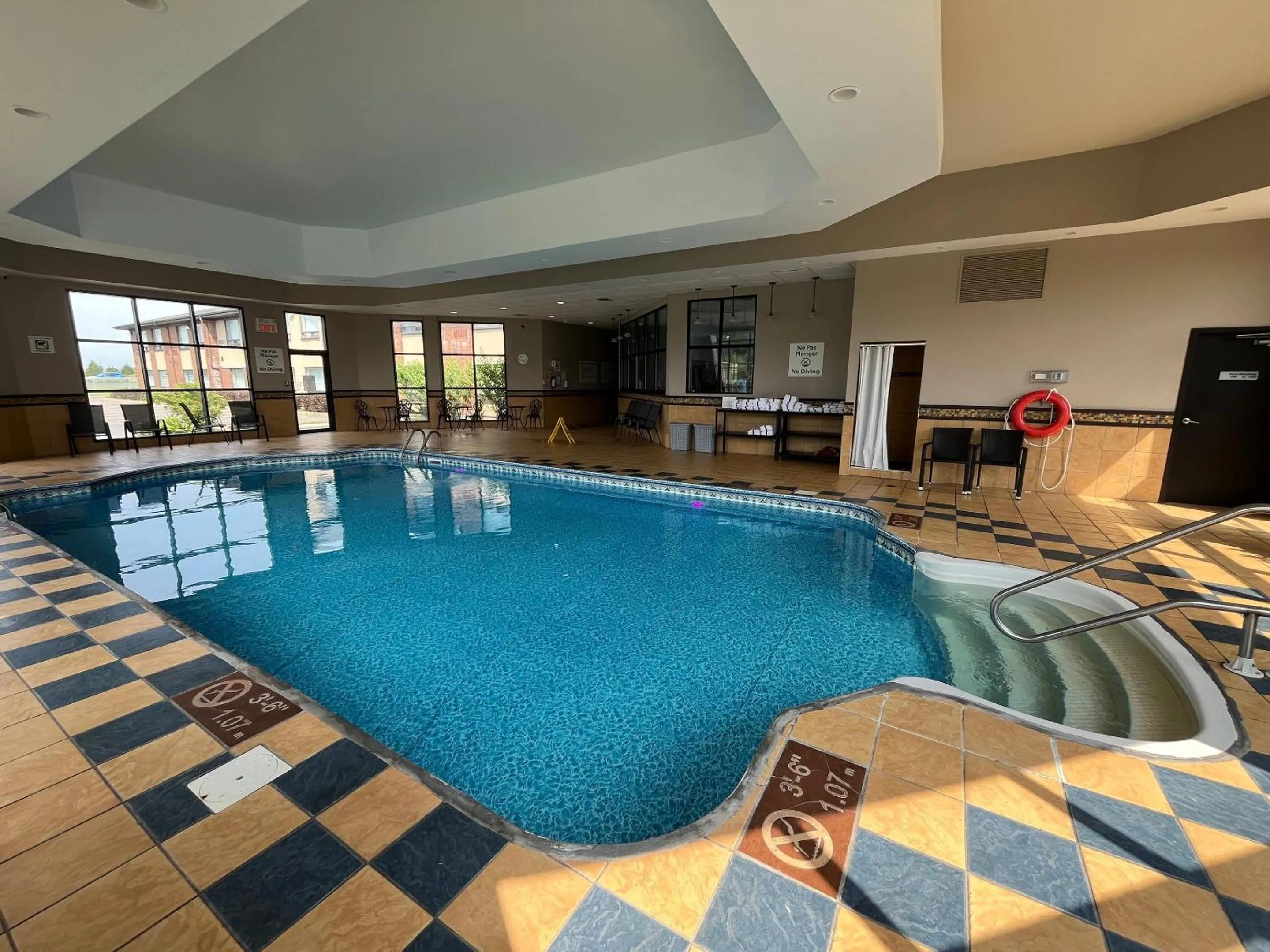 Swimming pool in Quality Inn Saint-Jean-sur-Richelieu