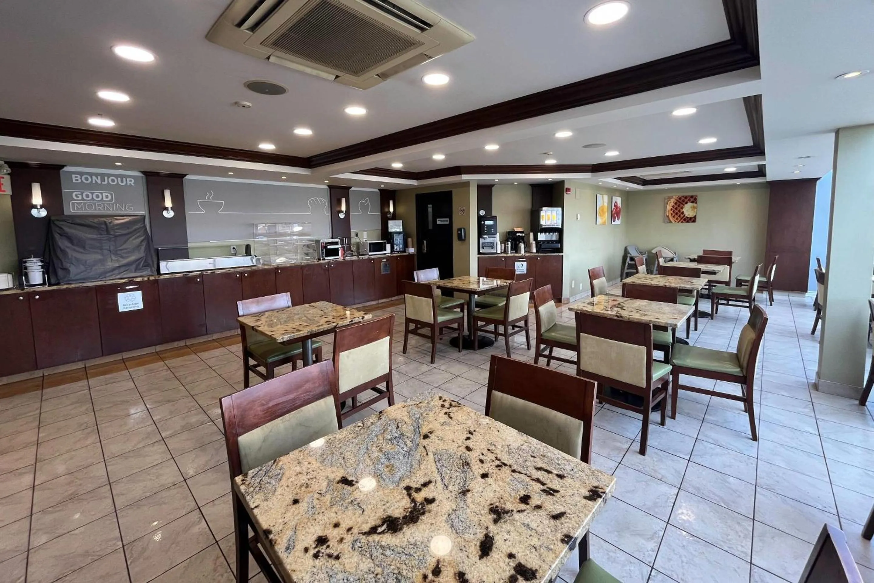 Breakfast in Quality Inn Saint-Jean-sur-Richelieu