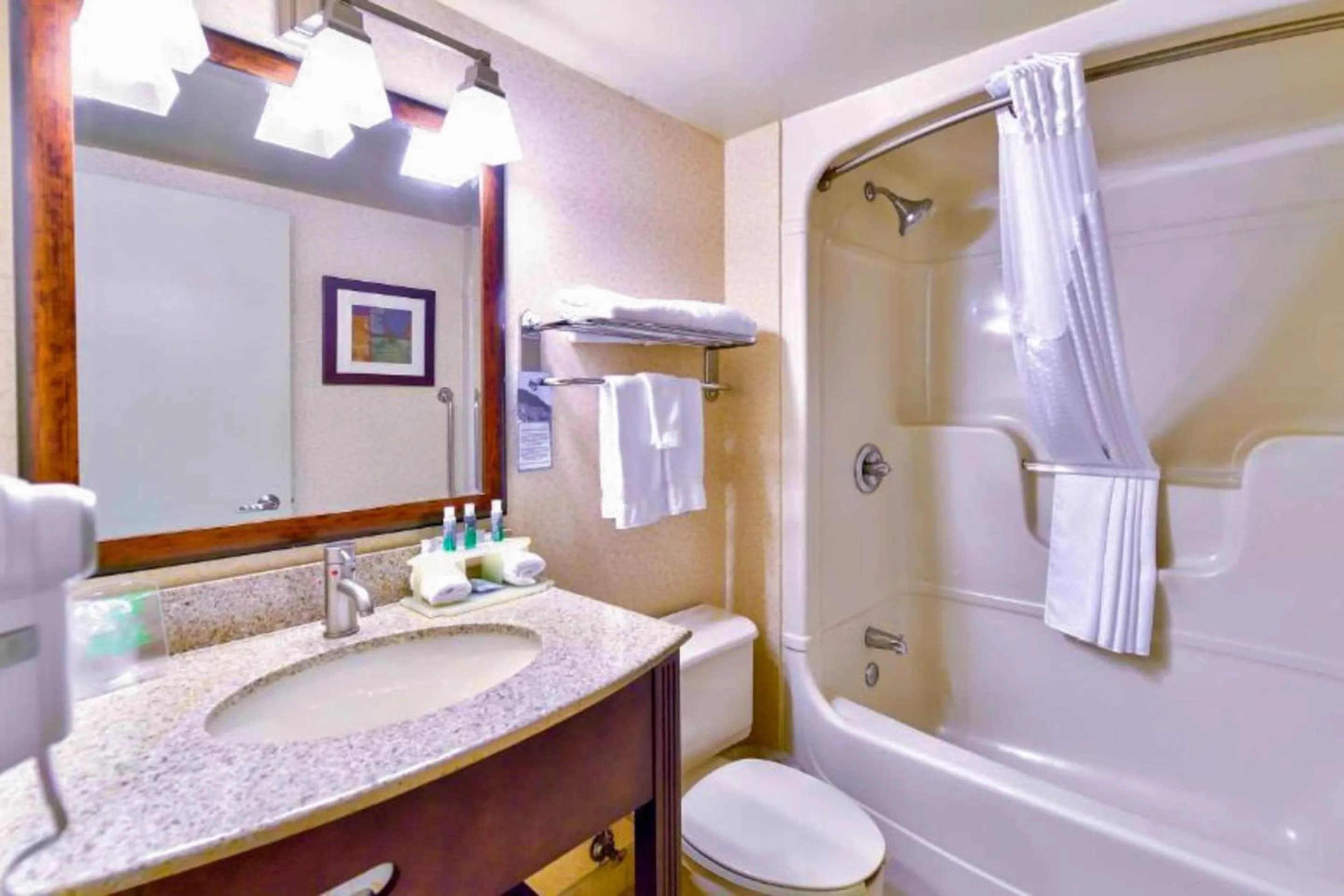 Bedroom in Quality Inn Saint-Jean-sur-Richelieu