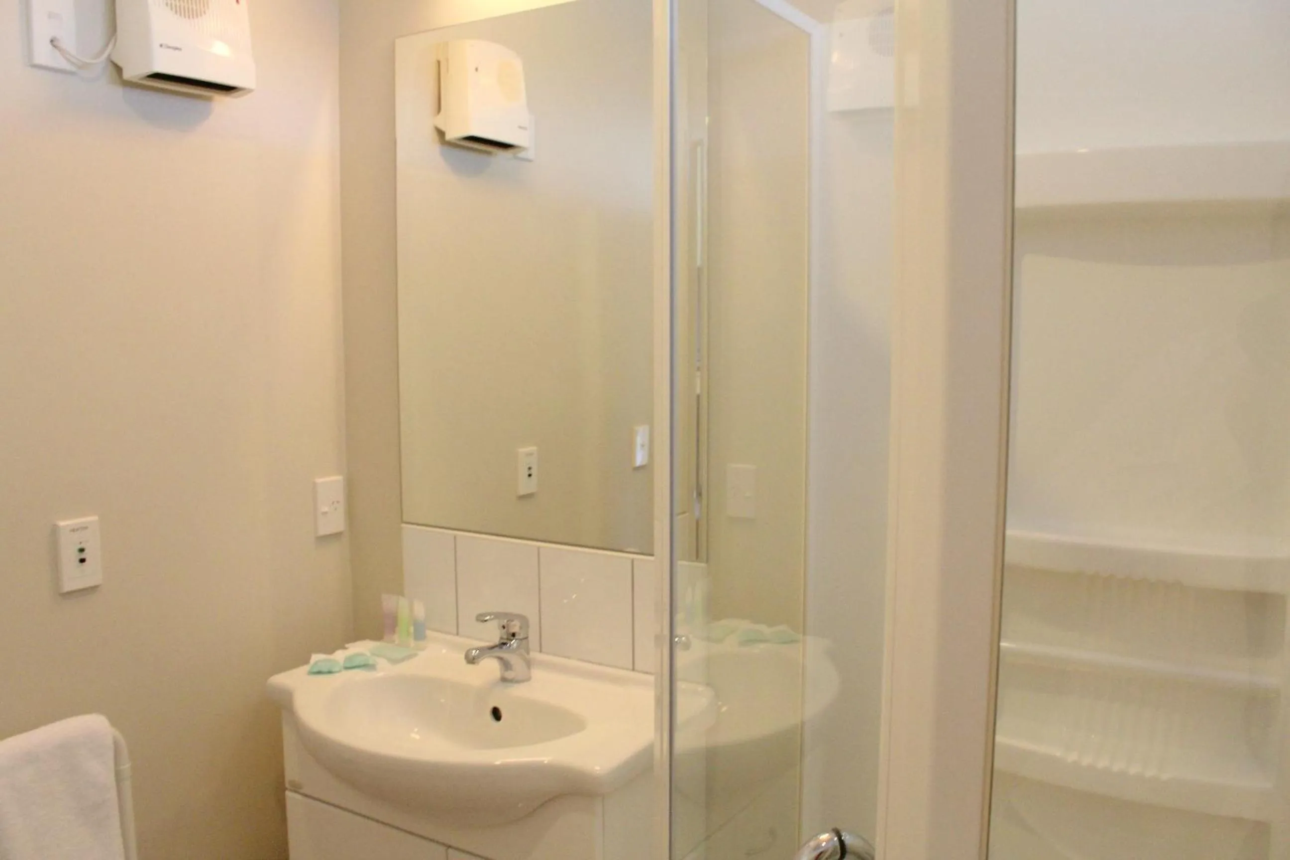 Bathroom in Sunset Motel